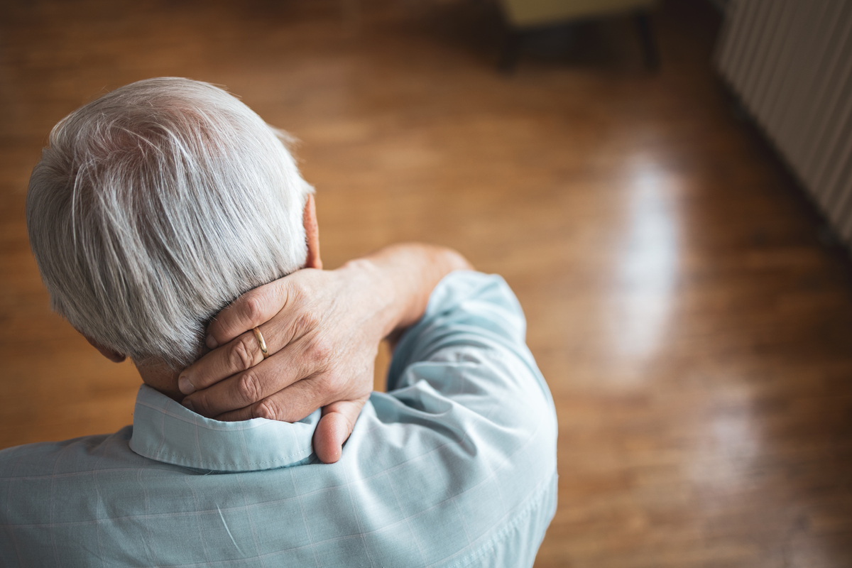 中风症状：突然发作的头晕、头痛、麻木或无力