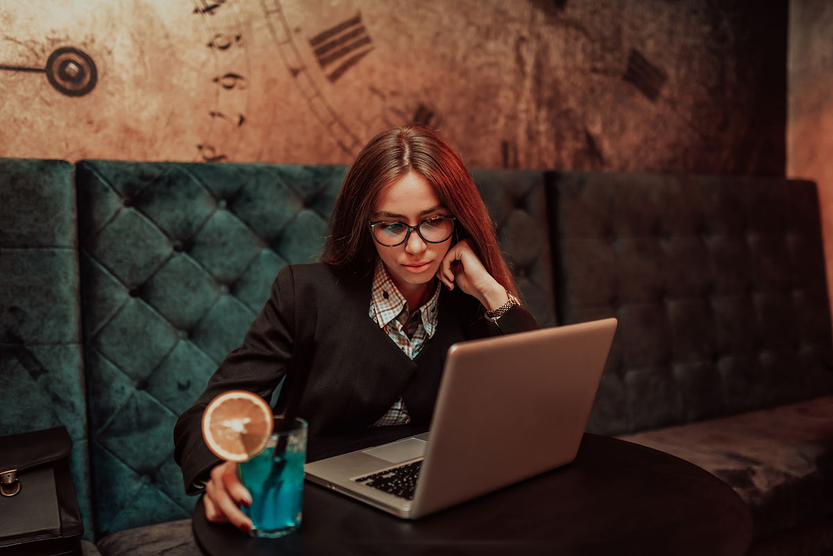 c++代码必须含有类、对象、继承等的学生信息管理系统