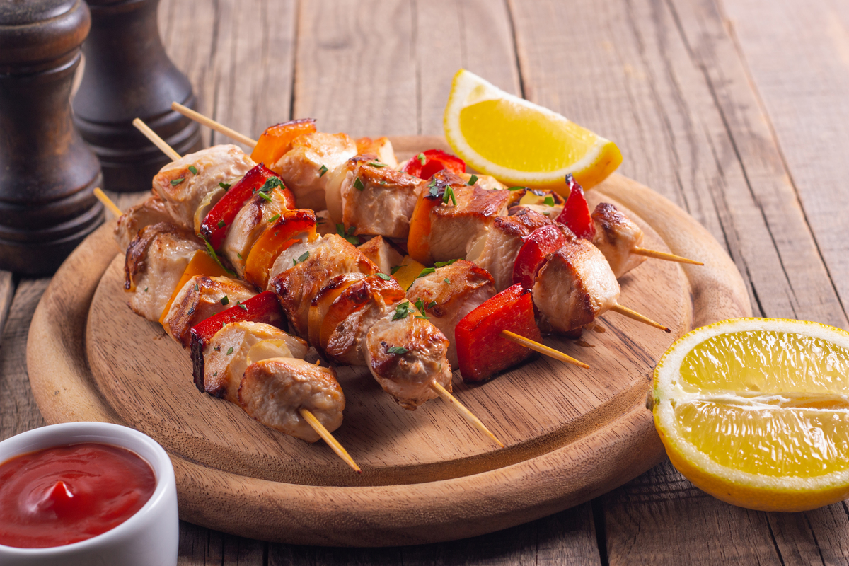 那你写一份关于巨量本地推直播的直播间话术吧 要求：卖的是烤鸡 有前言 用户痛点 产品卖点 他里面是两个套餐 一个是129半只烤鸡 一个是189一整只的烤鸡 突出这两个套餐的价格实惠 1000字的直播间话术