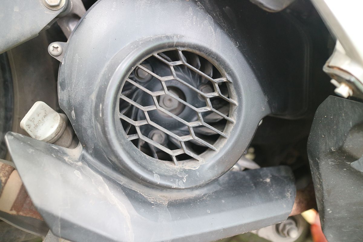 提取关键信息并以中文方式描述：Fans that are oversized for their service requirements do not operate at their best efficiency points In severe cases these fans may operate in an unstable manner because of the point o
