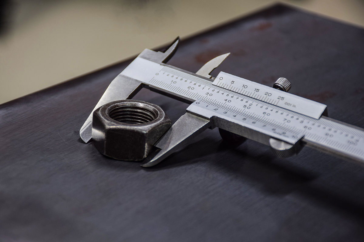 钢丝杨氏模量的测定中外观对准的标准是什么