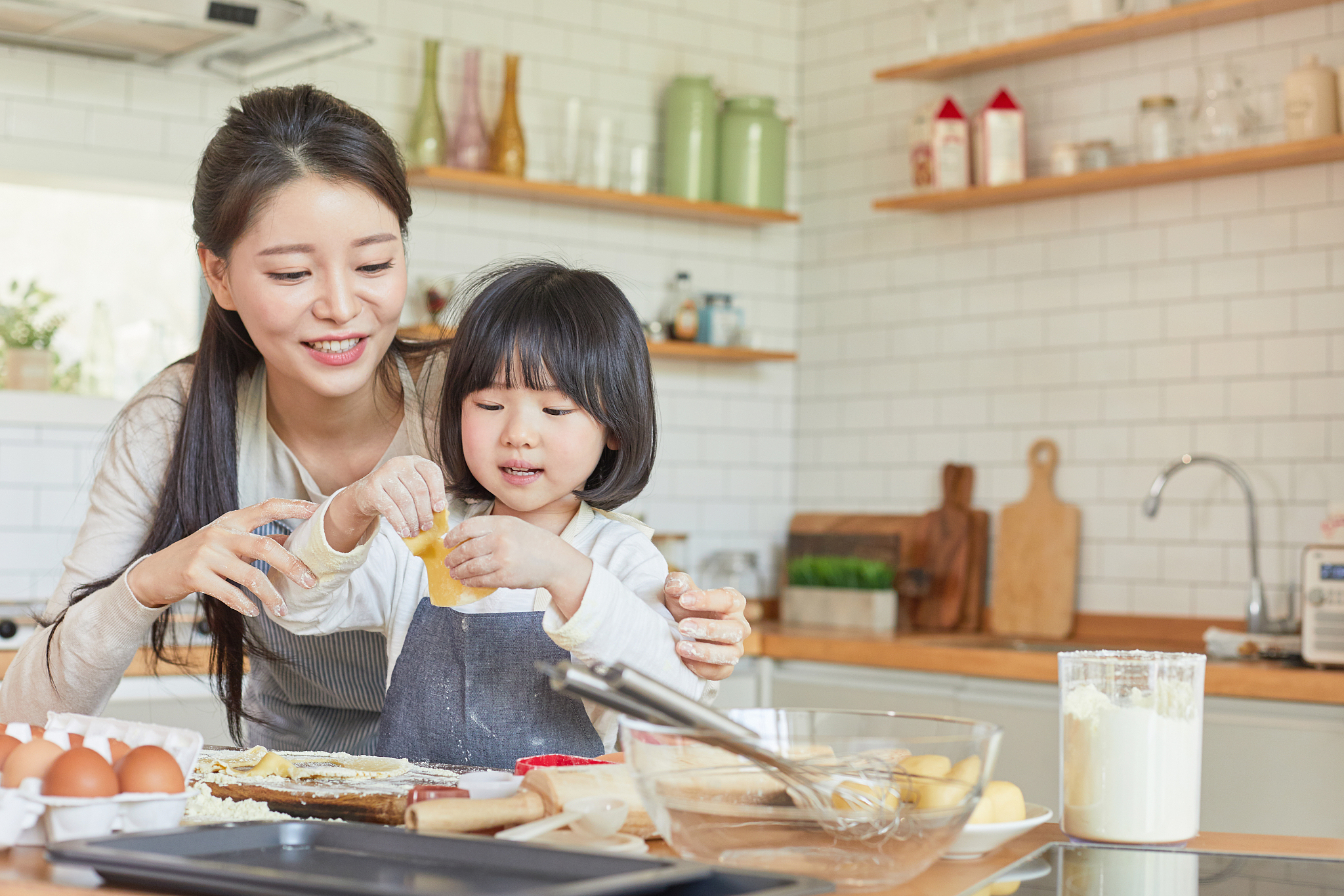 和女儿互换食谱品尝对方的厨艺