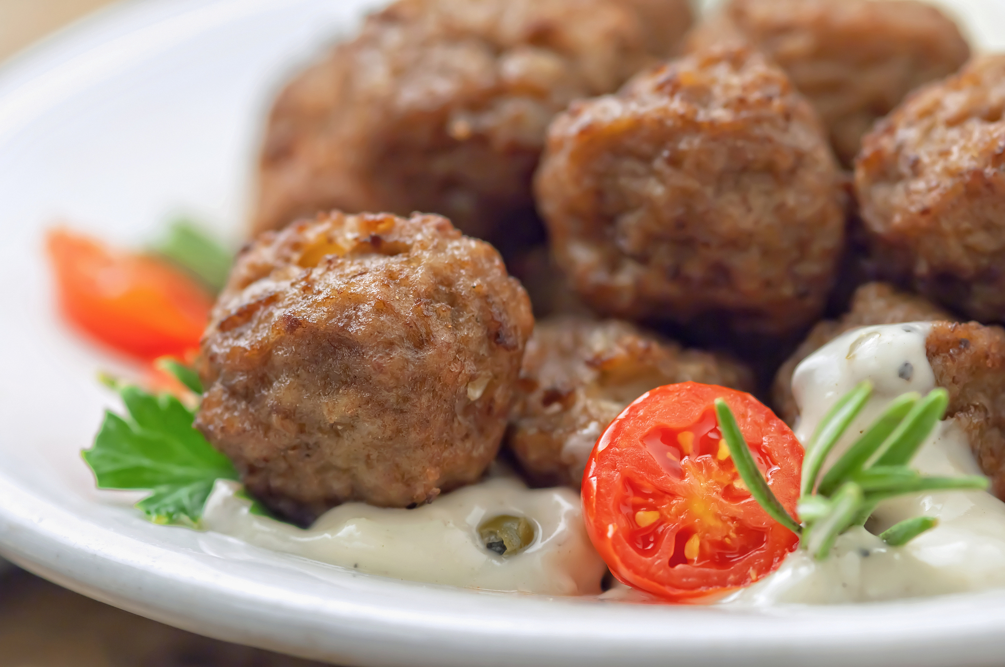 meatballs with sauce and fresh tomatoes