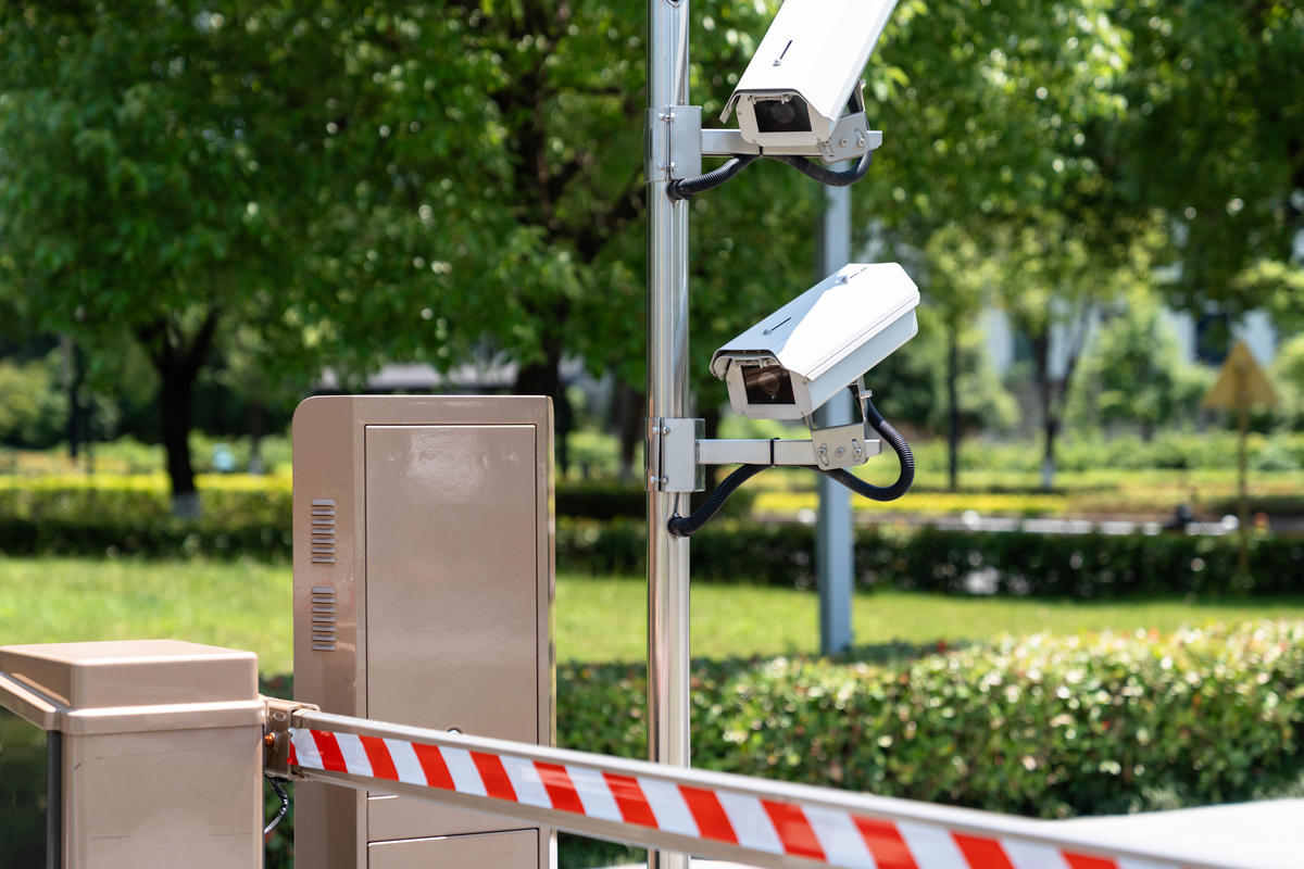 红外测速传感器工作原理：高电平代表障碍物，低电平代表无障碍物