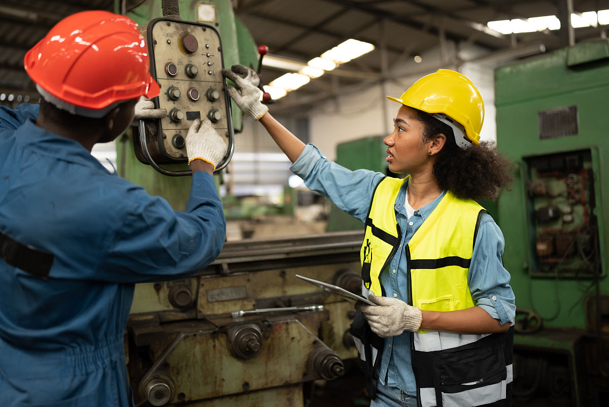 成都市铁路技工学校就业方向：铁路、机械、电子、建筑等领域