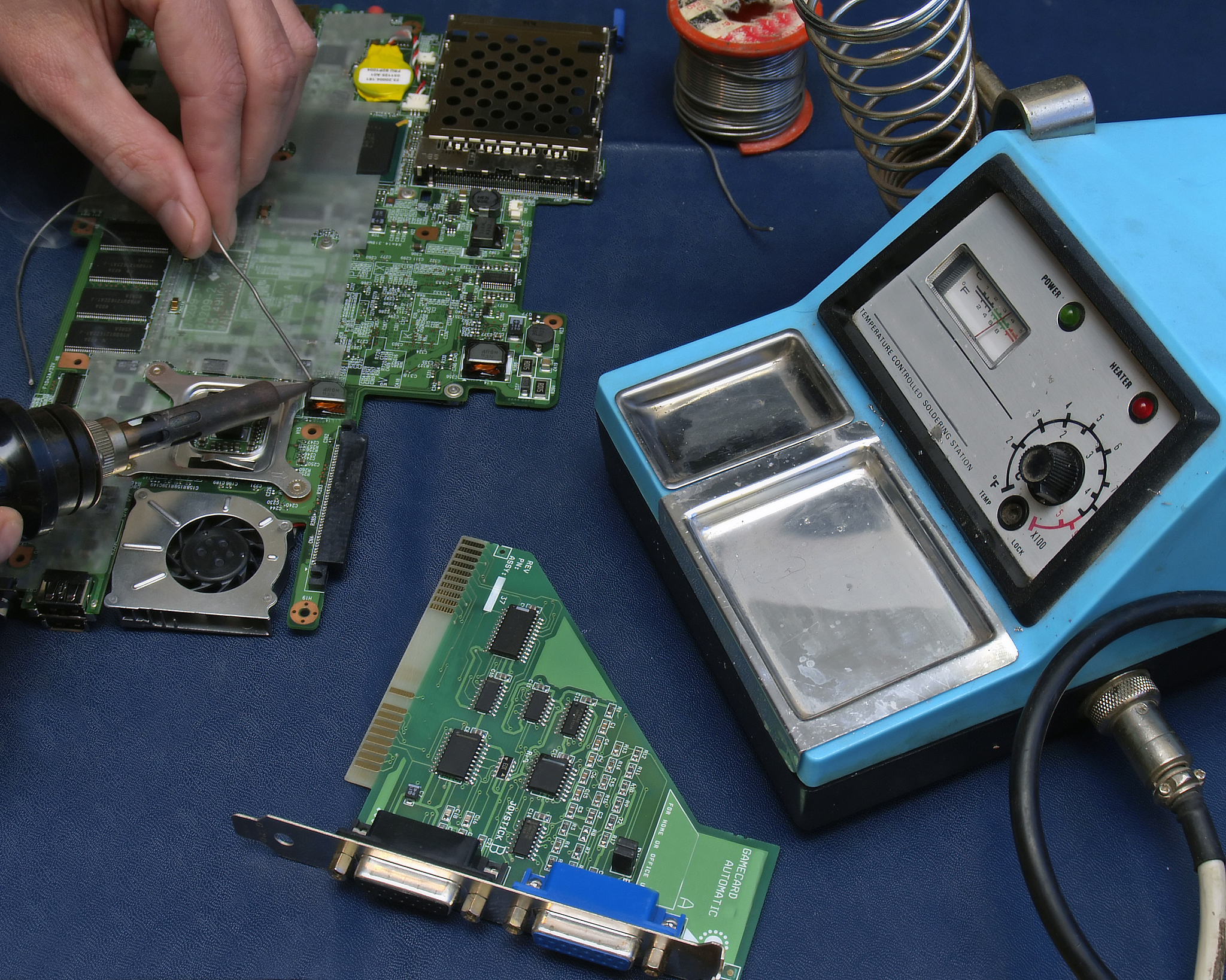 Pixhawk 2.4.8 陀螺仪传感器数据处理：滤波、校准和姿态解算