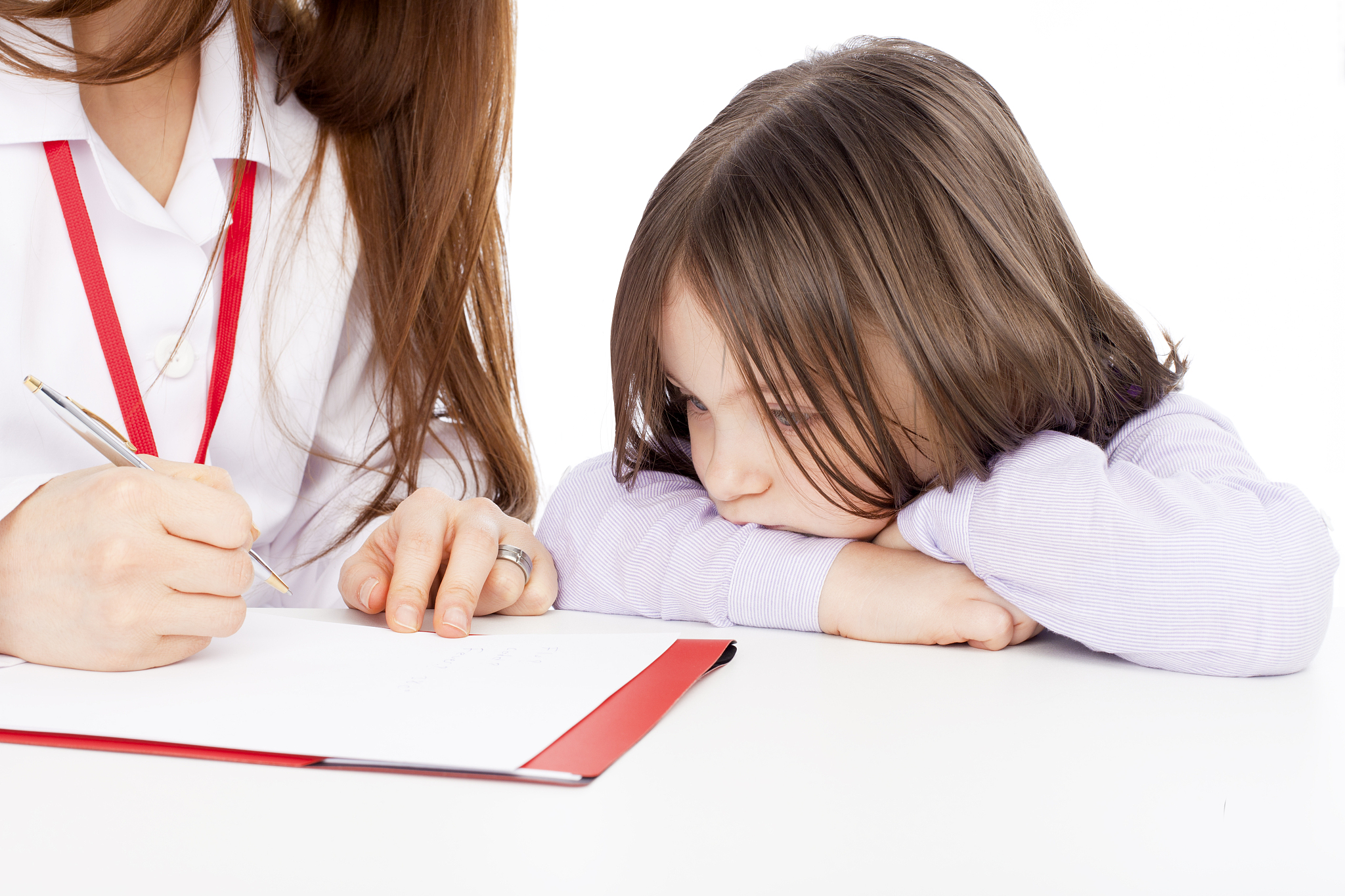 有个女孩我追了四个月了和她一起吃饭的时候我一看她、她就用手挡住脸她有这种行为是因为她喜欢我吗？