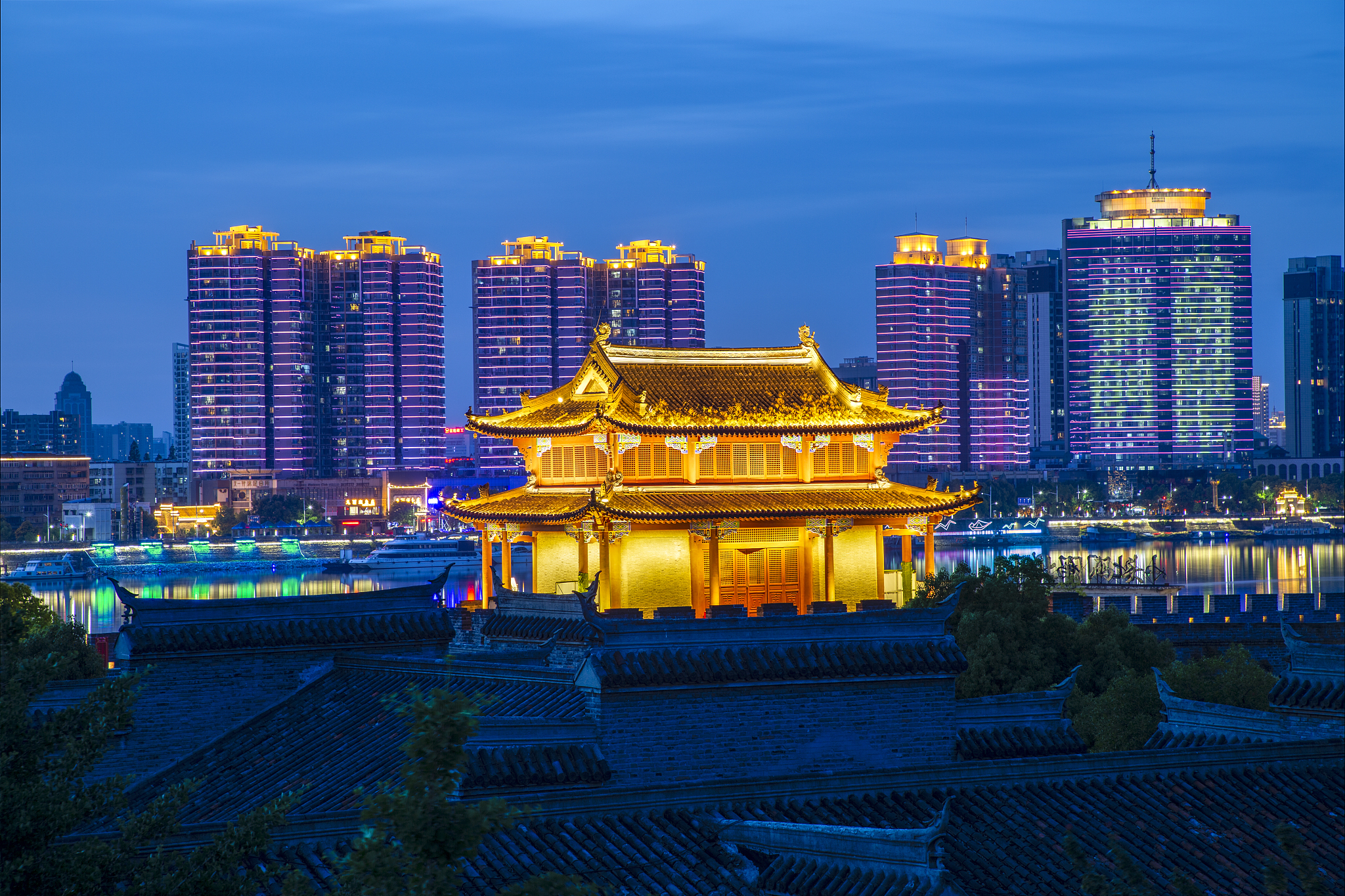 夜幕降临,华灯初上,襄阳古城临汉门城楼灯火辉煌.