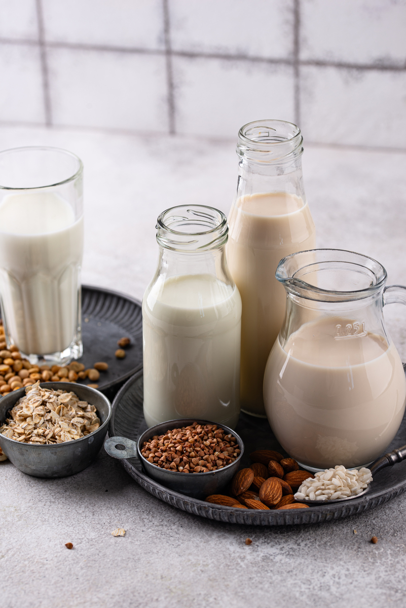 把这个文案改的专业一点经常喝牛奶的人别再花这些冤枉钱了。今天发这条视频很可能会被一些商家举报但为了大家避免上当受骗所以丁老师决定说出来。超市里销量最高的高钙奶其实配料表里面添加的是碳酸钙喝再多也不容易被人体吸收。豆奶、椰奶、早餐奶大多都是蛋白质饮品算不上真正的牛奶营养价值也不高。某些销量高的大牌牛奶钙奶也只是调制品里边添加了大量的糖、香精、食品添加剂长期喝会导致肥胖、长痘甚至对身体造成更大的损害。