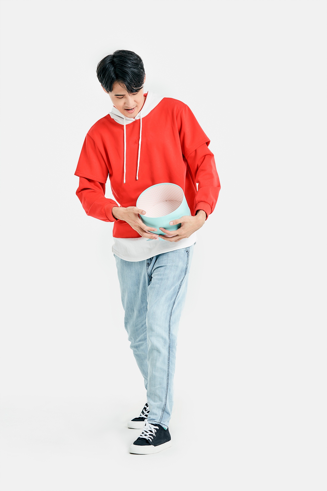 穿红色衣服的年轻男生手拿礼盒