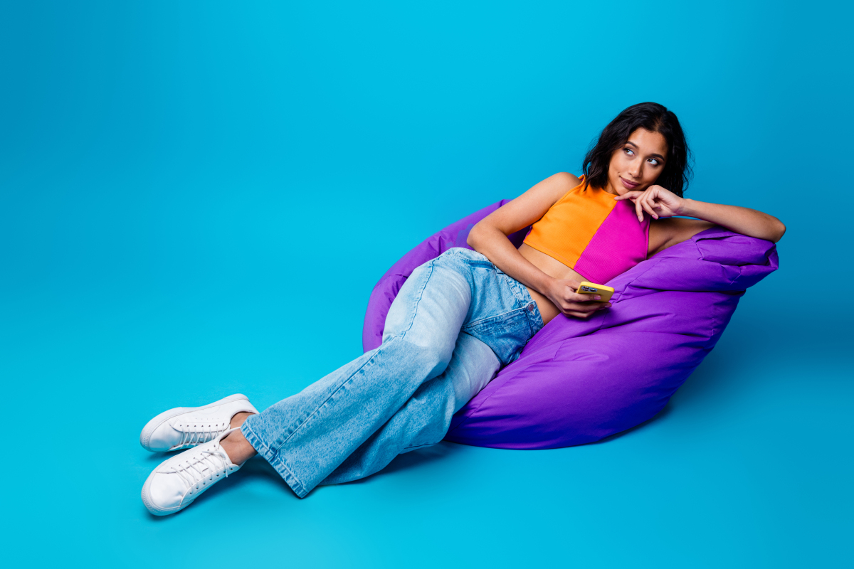 根据以下内容编写时尚资讯：多巴胺穿搭之后Tiktok上又开始流行Tomato girl番茄女孩了！需要注意的是番茄女孩不是单纯的红色或者番茄元素番茄其实代表着悠闲、没有压力的田园生活就好比你在炎热的夏天休个假在田园里悠闲地摘番茄~