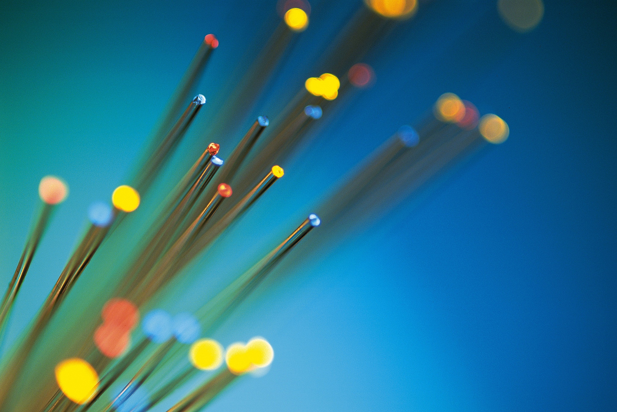 光纤类型详解：多模与单模的区别及传输系统构成