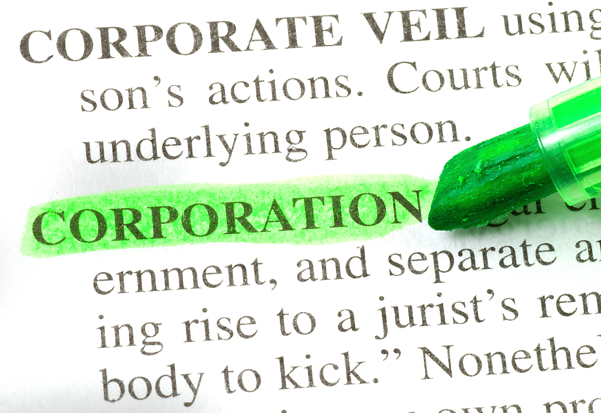 请把下面这句话翻译成英语：她的血管也很难被切开