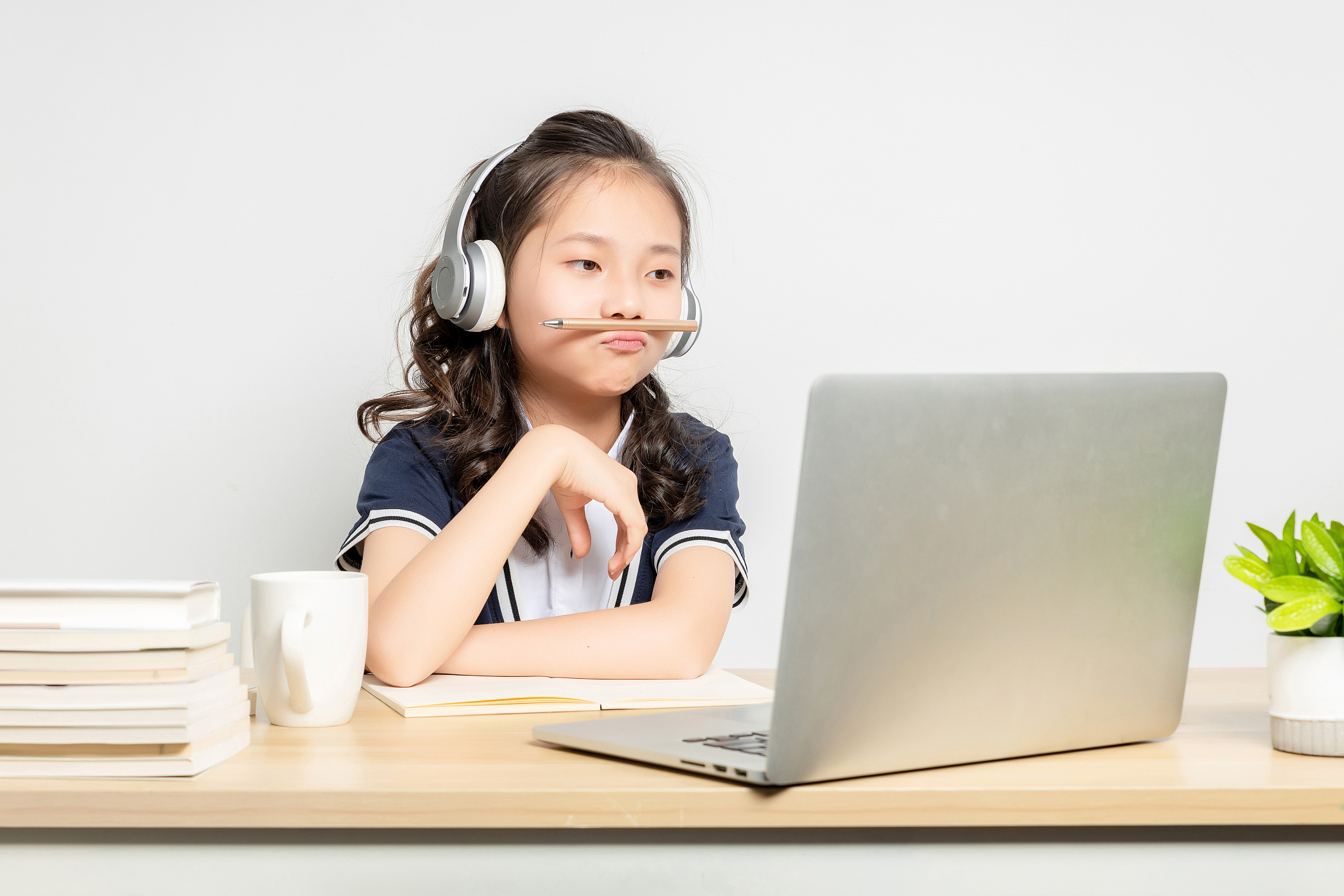 正在上网课的亚洲小学女生