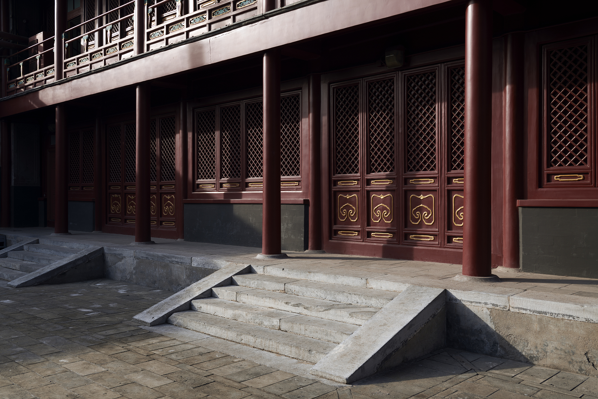 中西方建筑风格差异对比：从形式到装饰的解析