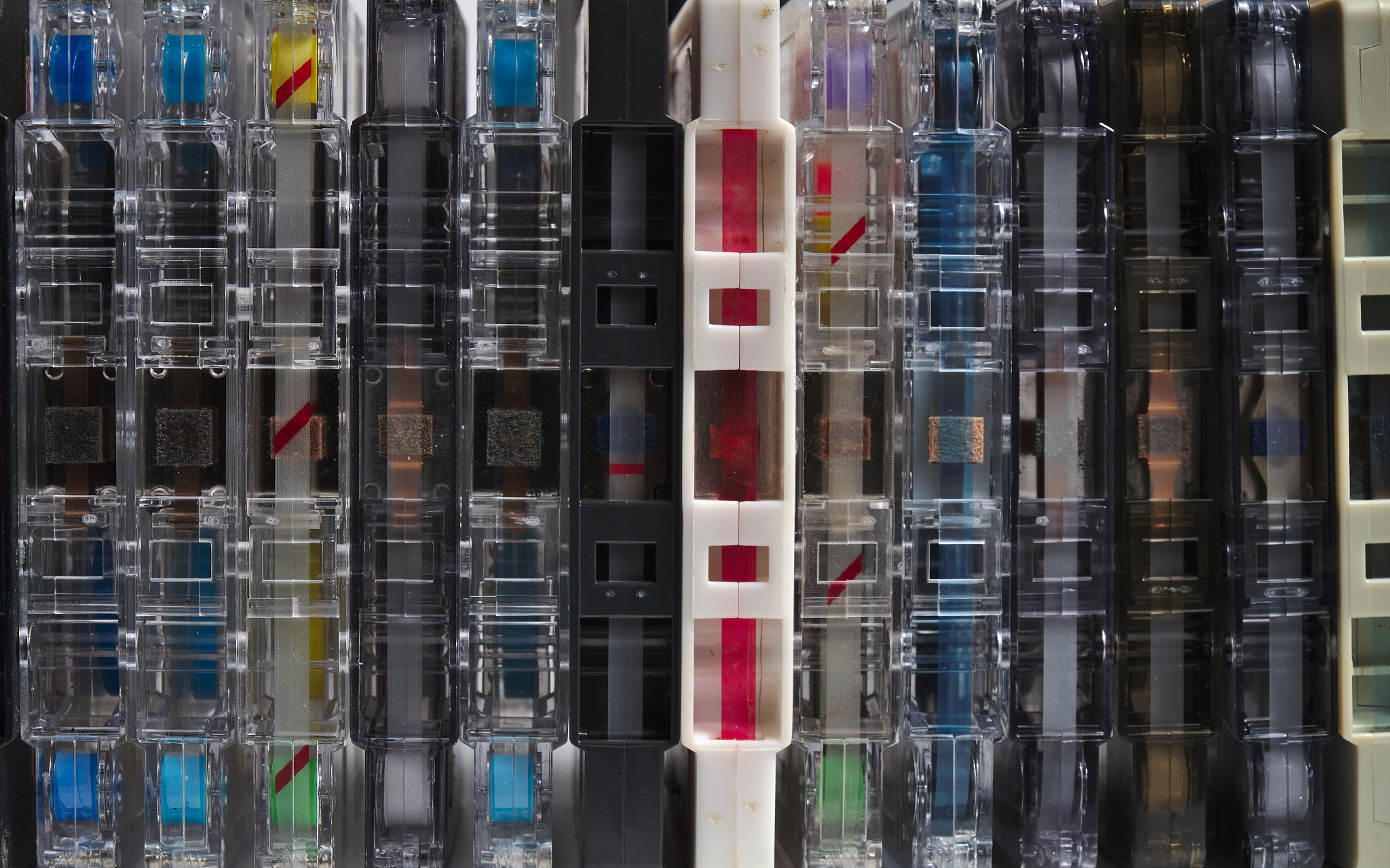 10组词语替代'强者'和'弱者'，更精准描述差异