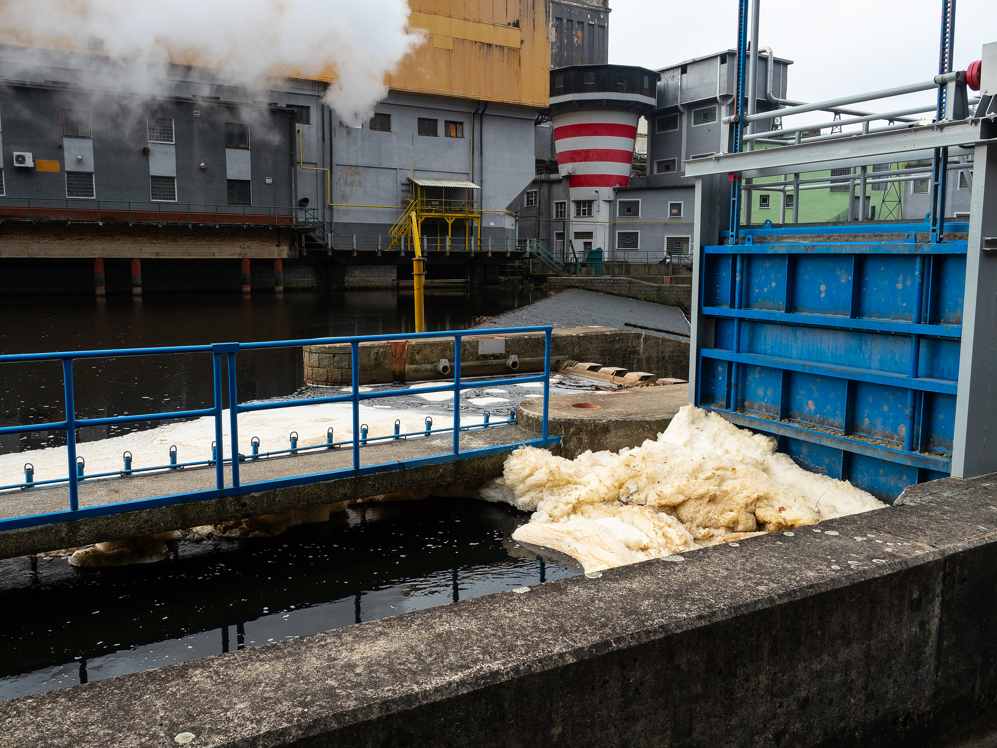 停产纸浆池夺命隐患：硫化氢中毒风险及案例分析