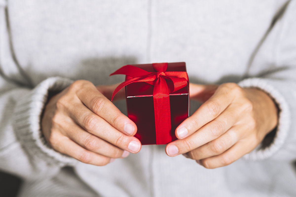 没有确定关系要不要送礼物，