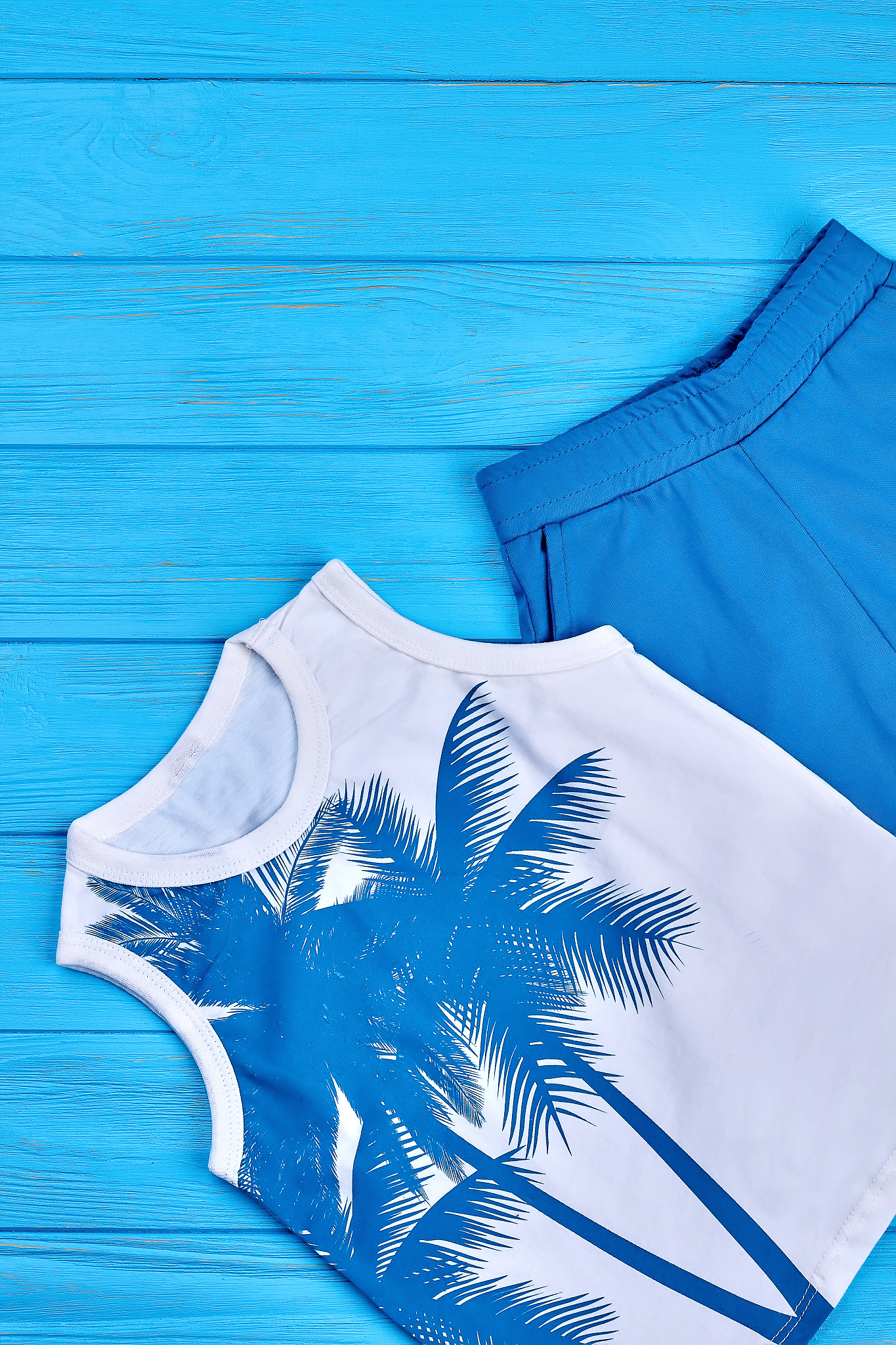 暑假穿搭指南：蓝色运动风服饰，香蕉图案点亮夏日活力