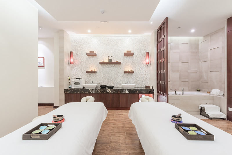 围绕新开了一家美容店装修风格高大上美无法被定义写一篇文章