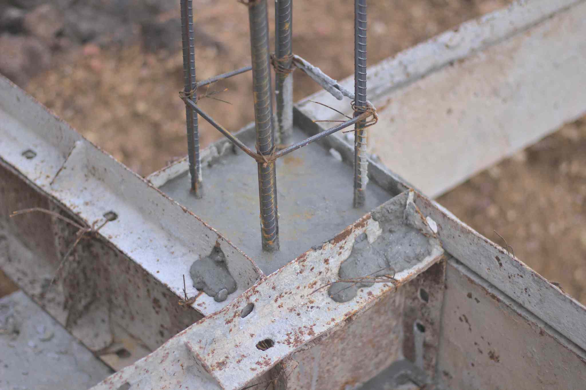 column concrete formwork steel structure.the old steel plate mad