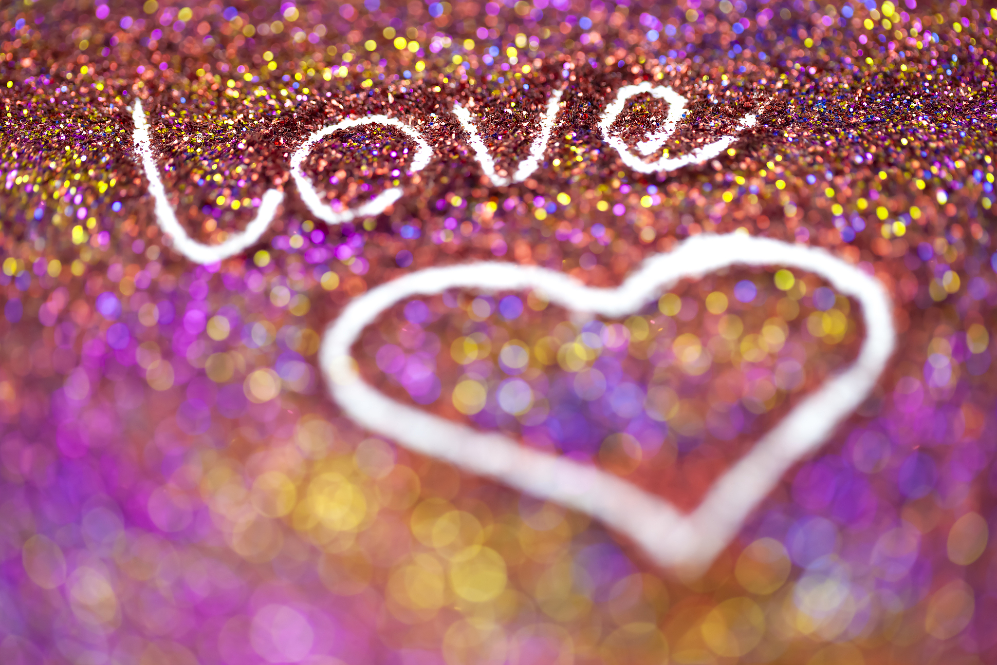 我只是想写信给你让你知道我有多爱你在这么短的时间里我们变得多么亲密。我们可能认识的时间不长但我们的爱是坚强的这对我来说意味着一切。你总是让我对自己感觉更好让我笑我们谈论的所有疯狂的事情除了我们自己没有人能理解。我很高兴我找到了你我希望我们在未来一起度过更多的快乐时光。谢谢你一直在我身边我对你的爱无法用语言表达。