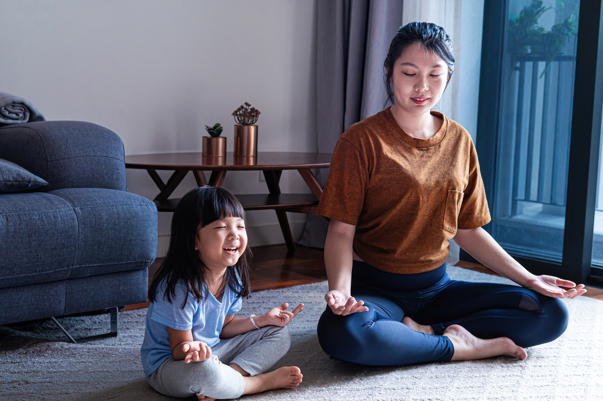 孩子坐姿揭秘：秒懂娃的小心思！