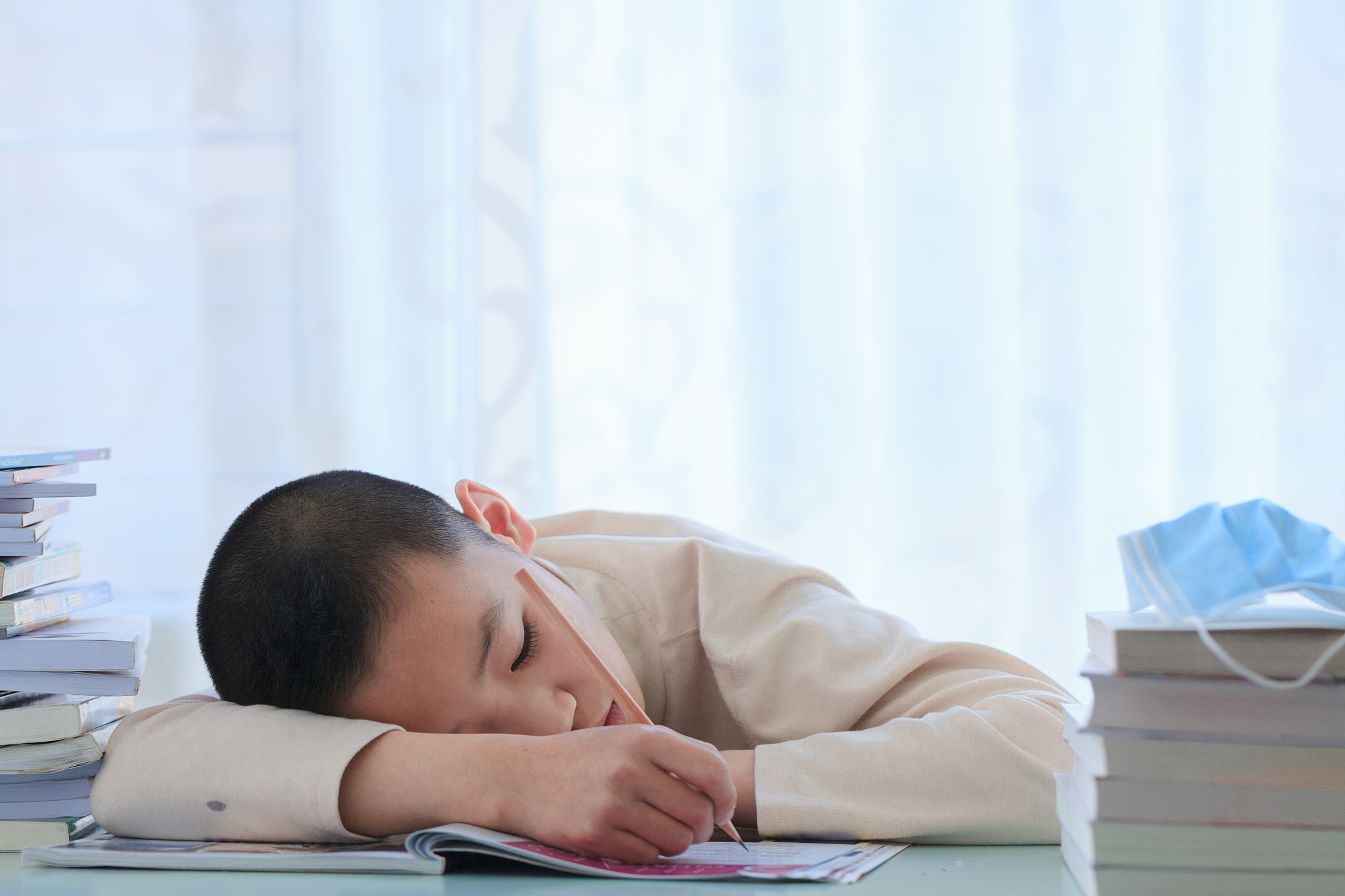 男孩在家学习