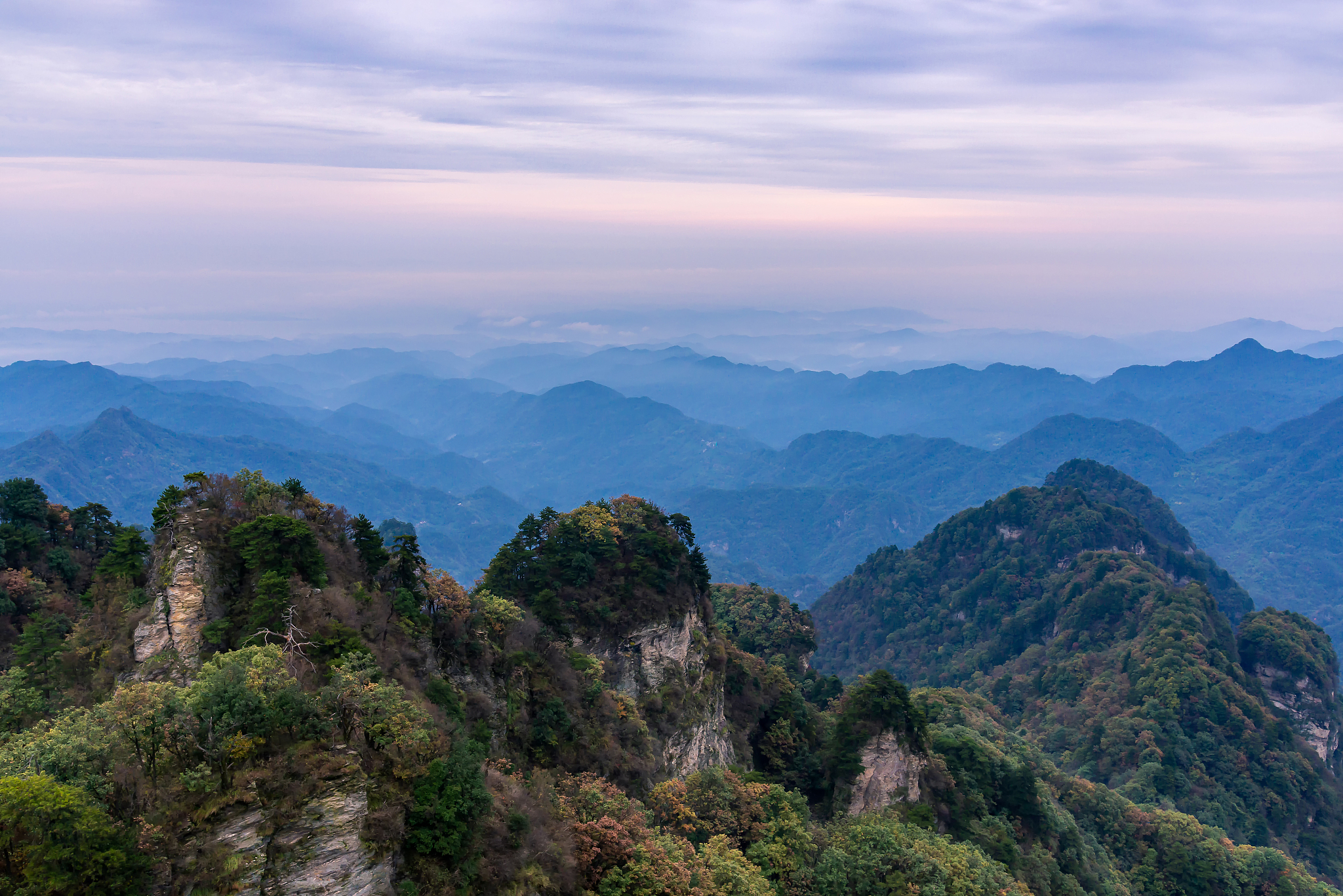 帮我编辑一条发朋友圈的文案描绘心情武当山旅游不要太极和气功