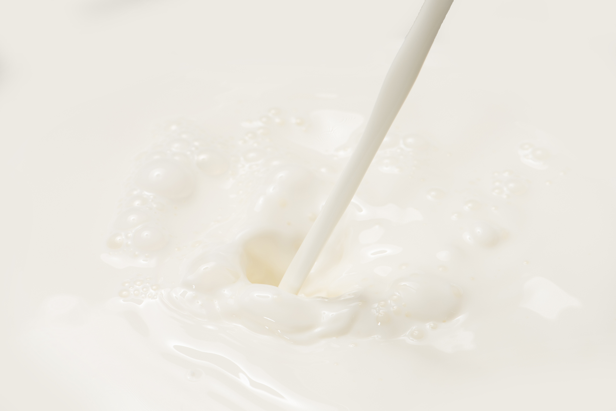 牛奶里有白色块状物能喝吗