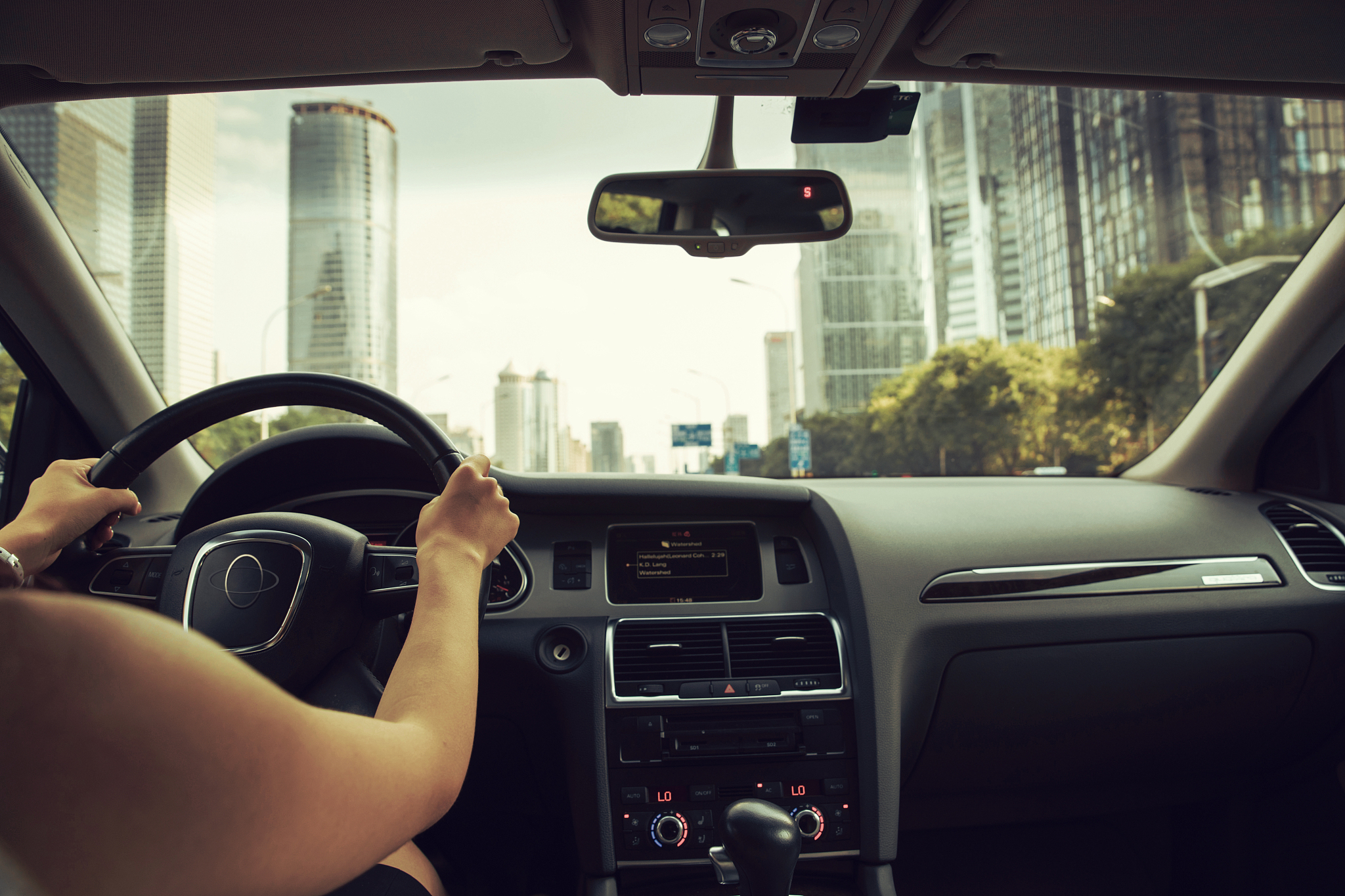 考驾照时，大家大都是学的手动挡，为什么买车却喜欢买自动档？根据这个话题先写一篇1000字文章，后再生产5个40个字吸引眼球标题