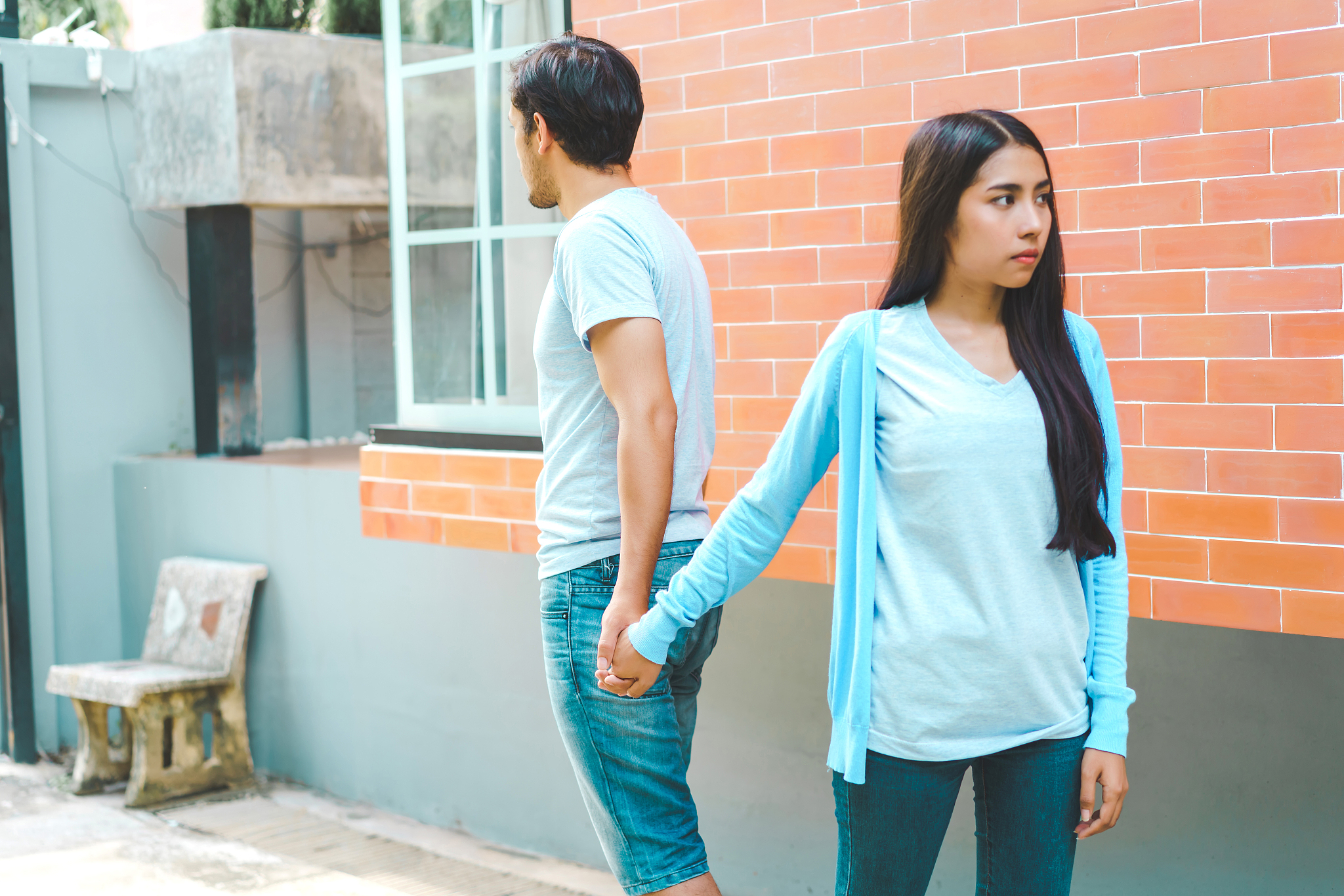 你说一个人之前和你一直挺好的 然后这几天突然不好了 就是很明显的态度变了 可是她和她弟出去玩去了发朋友圈可开心了。会是什么原因 两人没有发生什么争吵啥的。