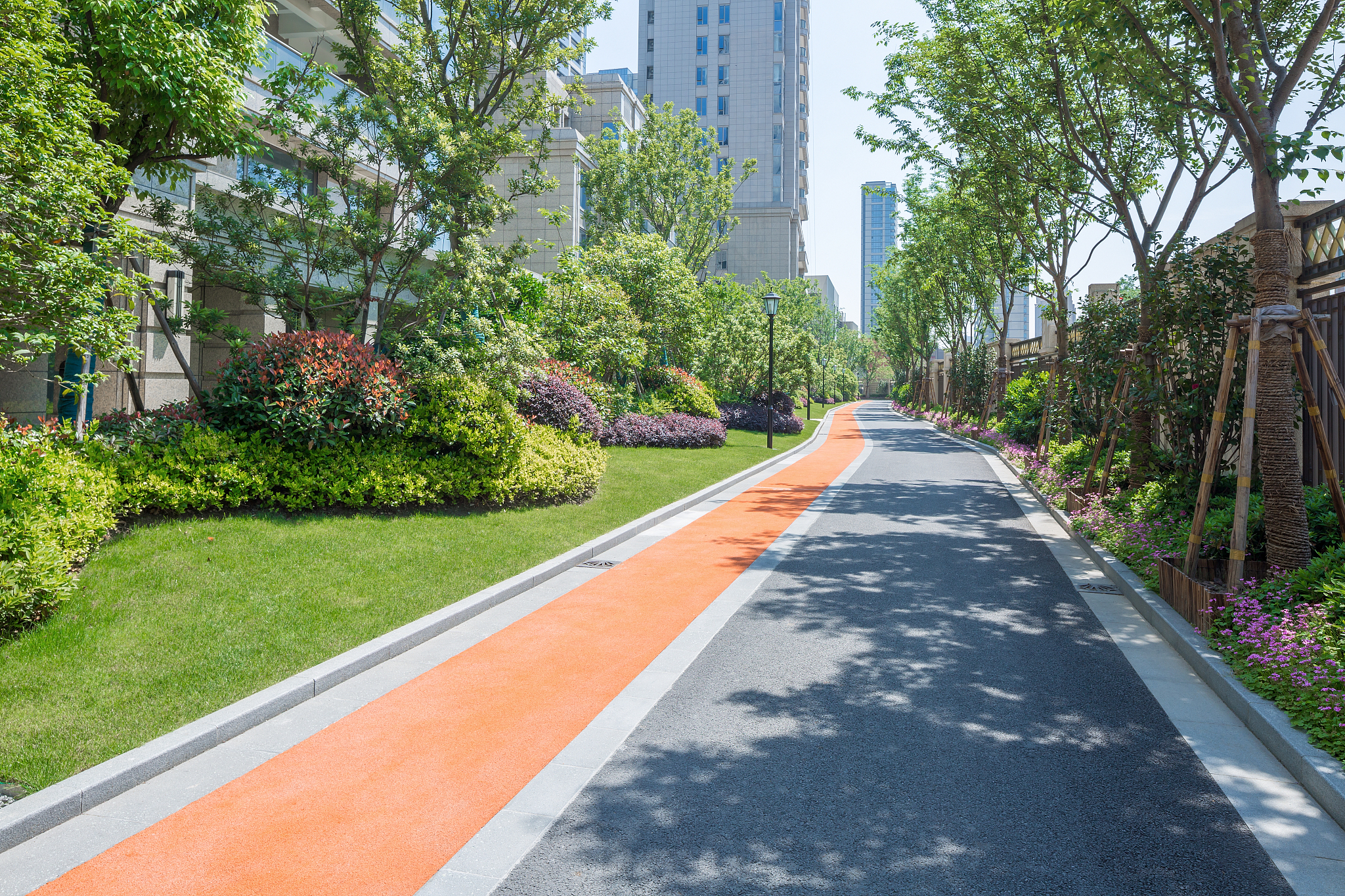 关于港务区绿地二期住宅小区混凝土道路施工项目的施工目标和要求。