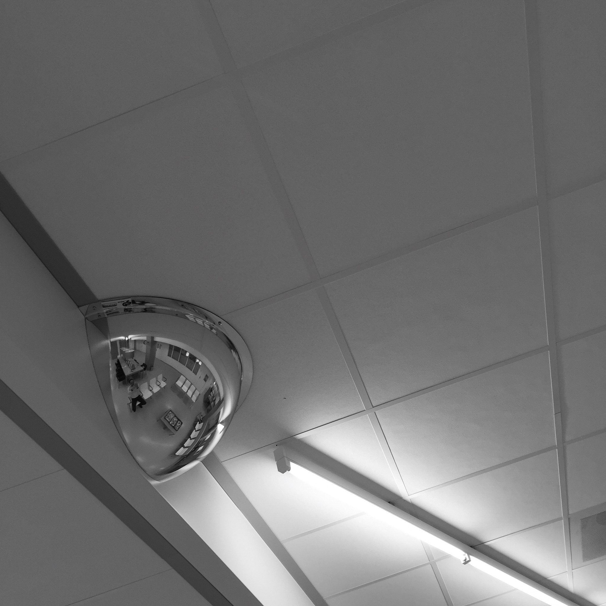 贴着天花板放歌楼上能听到吗，