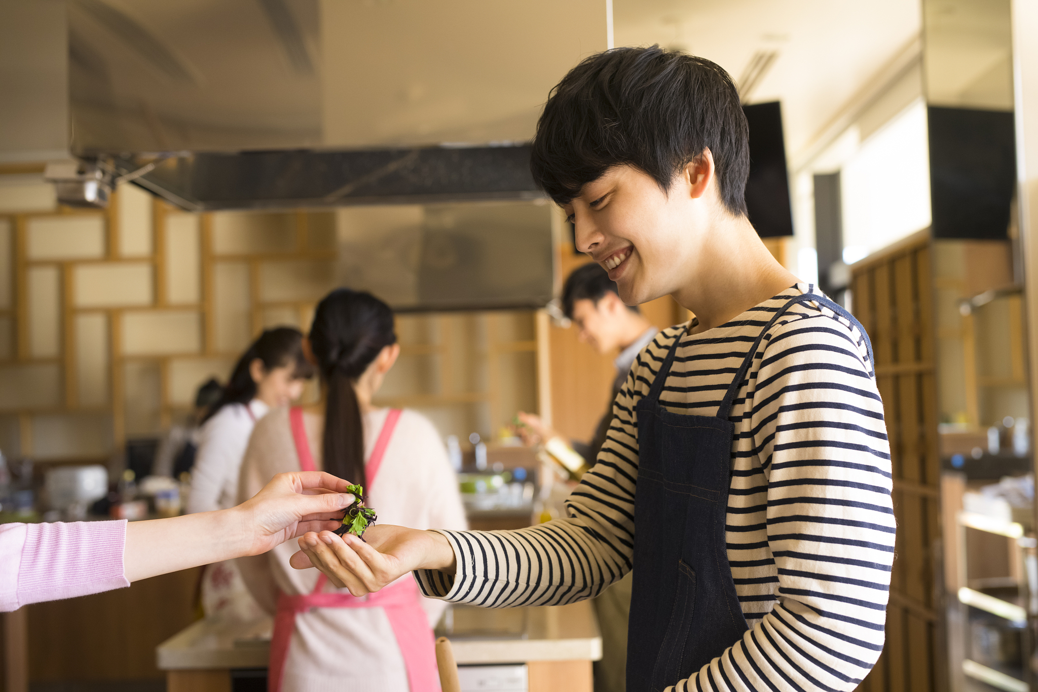 哥哥总是问我有无男朋友，还让我和他的女友聊天？