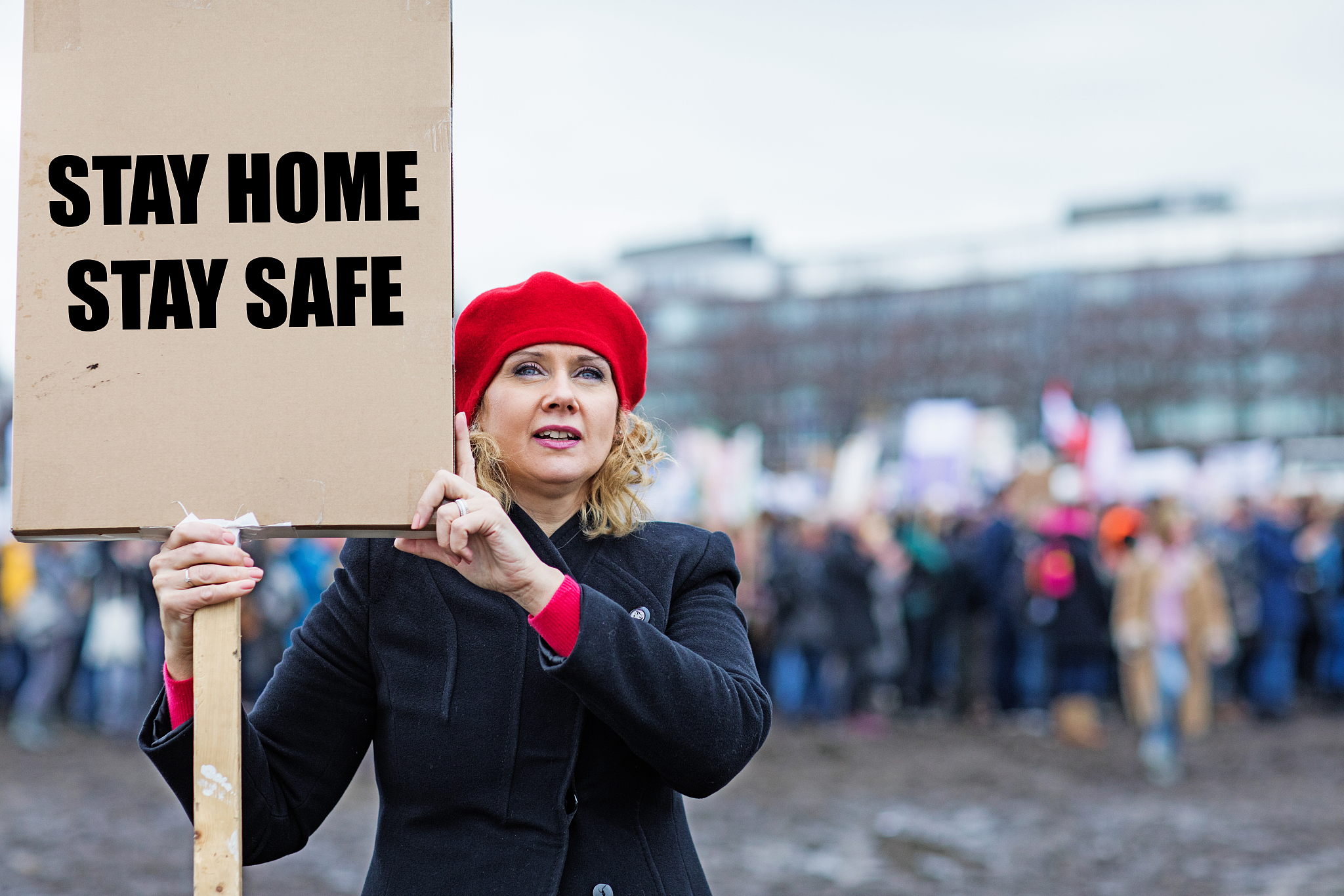 末日求生：林燕一家与丧尸病毒的抗争