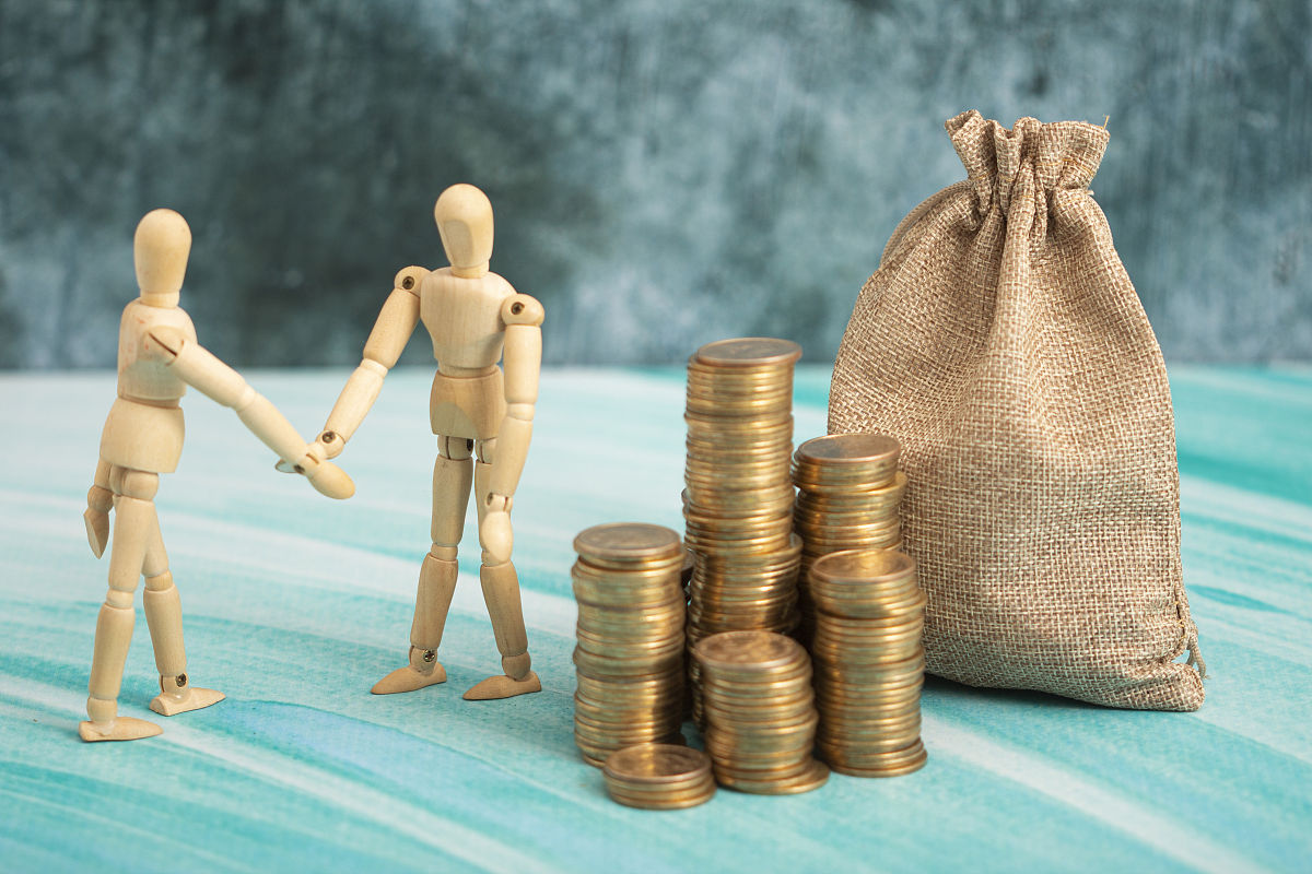 请简单描述日本企业年金的覆盖范围和参保条件