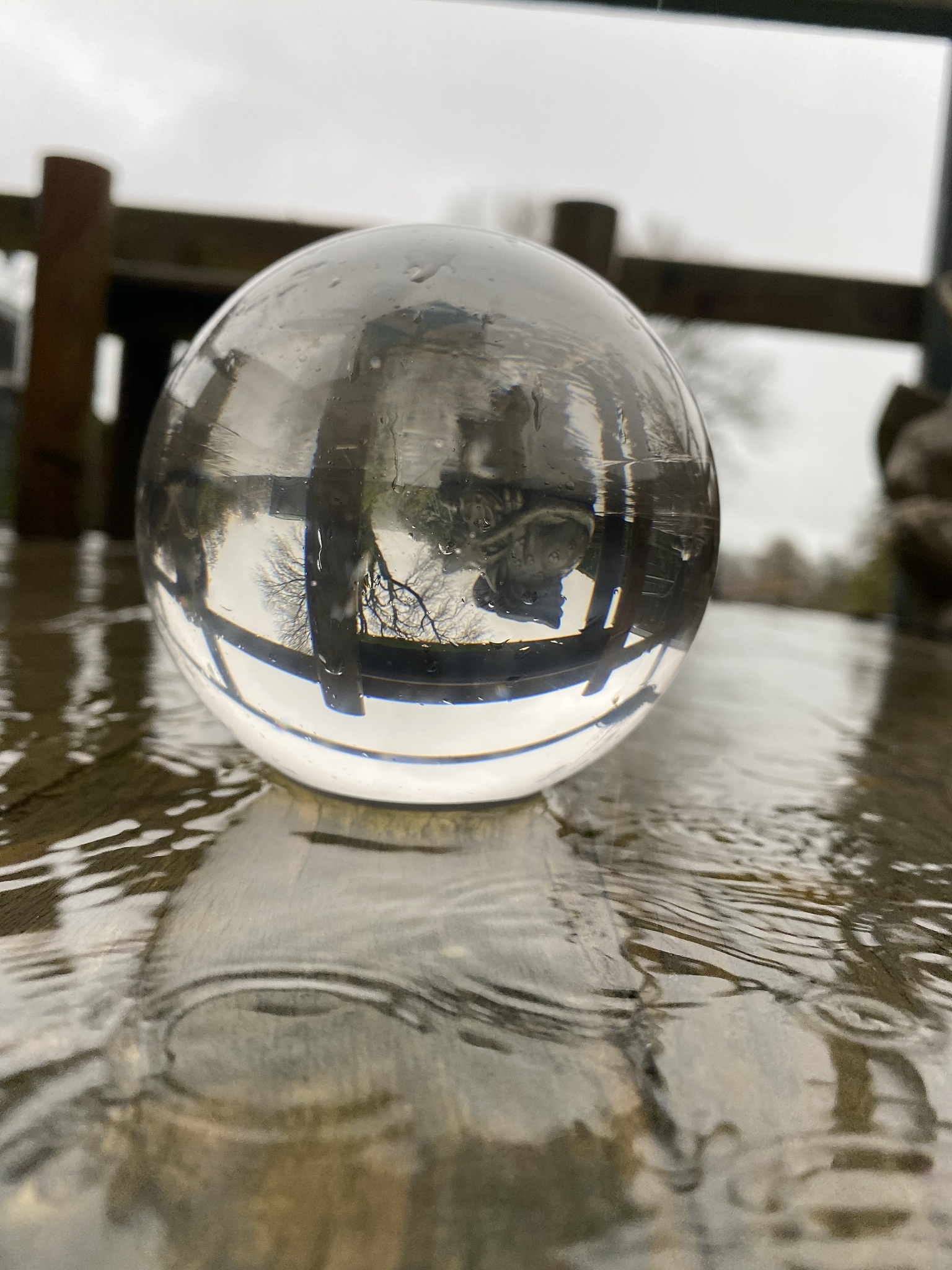 请生成一个小铁球落入水中的视频脚本