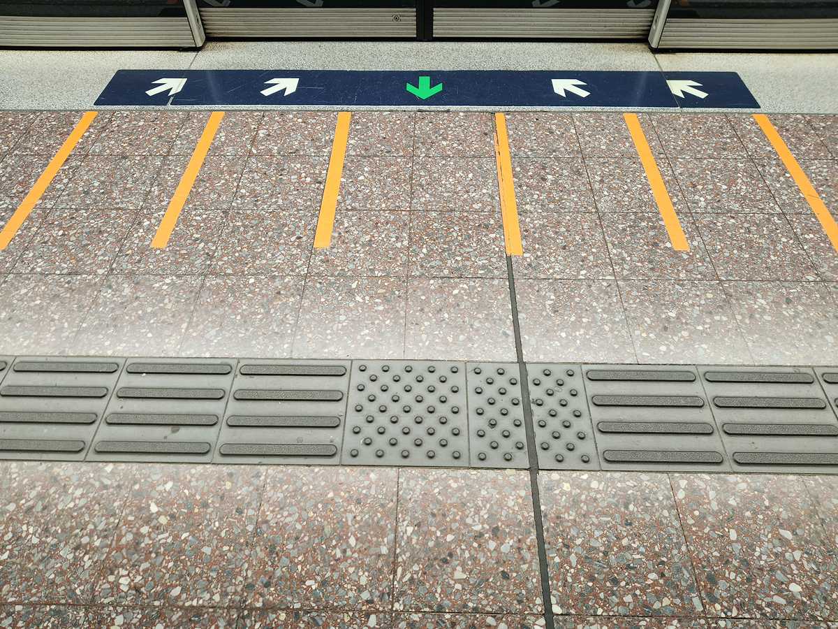 盲人行道的技术系统实现的功能是