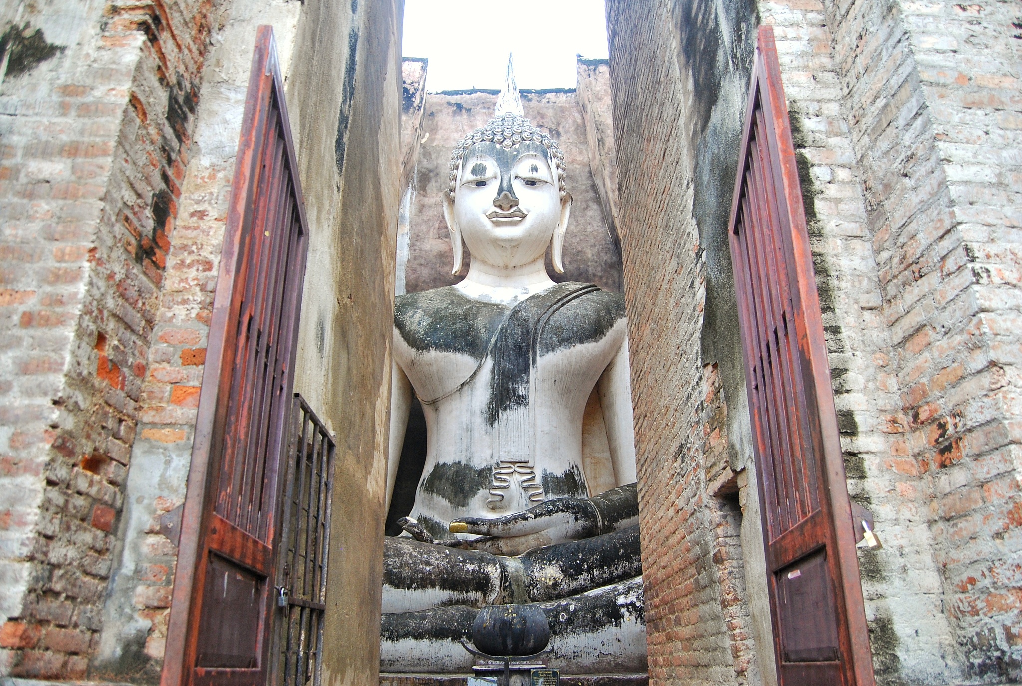 phra achana ancient buddha image of the si chum temple.