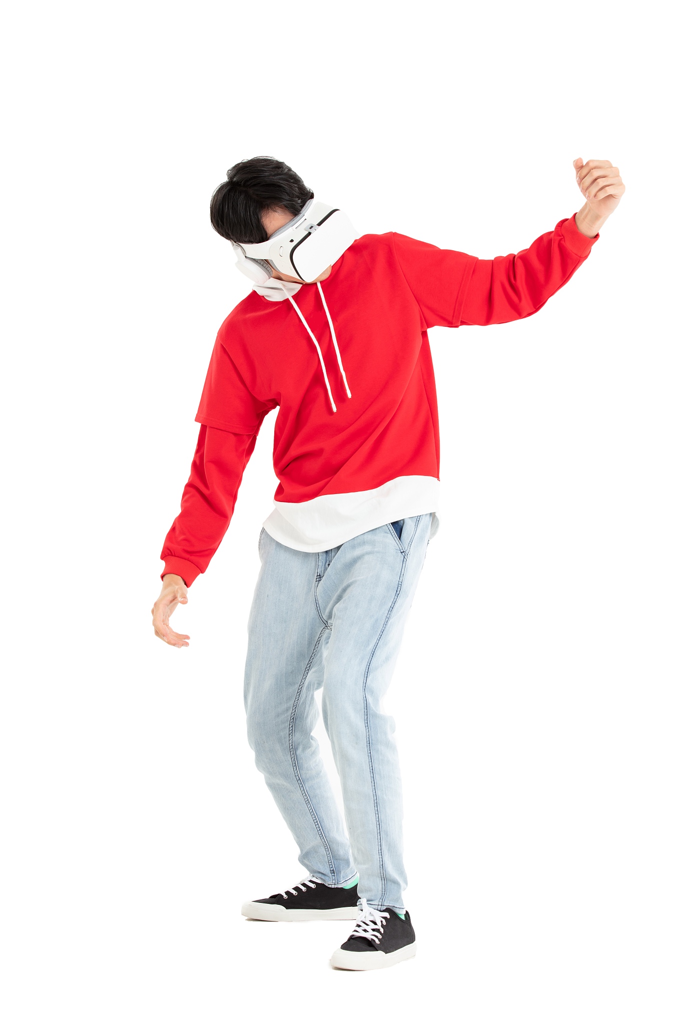 穿红色卫衣的年轻男生玩vr游戏