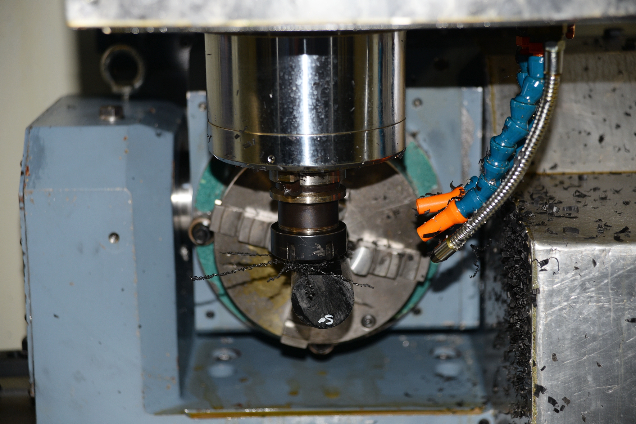 车床反转和正转稳定性对比车床反转和正转的稳定性主要取决于工件材料、加工方式、进给速度等因素。一般来说正转稳定性较好因为其方向与刀具运动方向一致切削力相对较小而反转时刀具与工件的相对速度会增大切削力也会增大。此外反转时机械结构容易产生振动对车削精度和表面质量都有不良影响。但是在某些特殊工艺中如内孔加工和薄壁管件加工等反转加工比正转更适合因为反转可以提高加工稳定性减少材料变形和表面毛刺现象。完善除了工