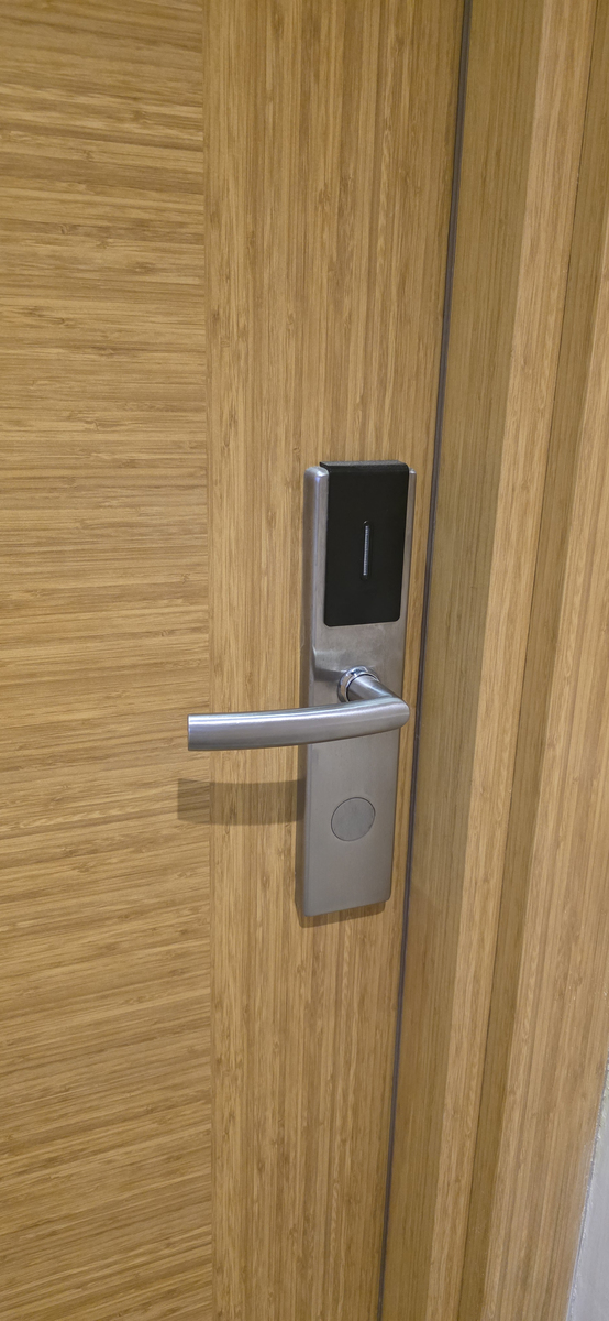 王力智能门锁怎么从外面把门锁住 操作步骤帮我用180字详细描述