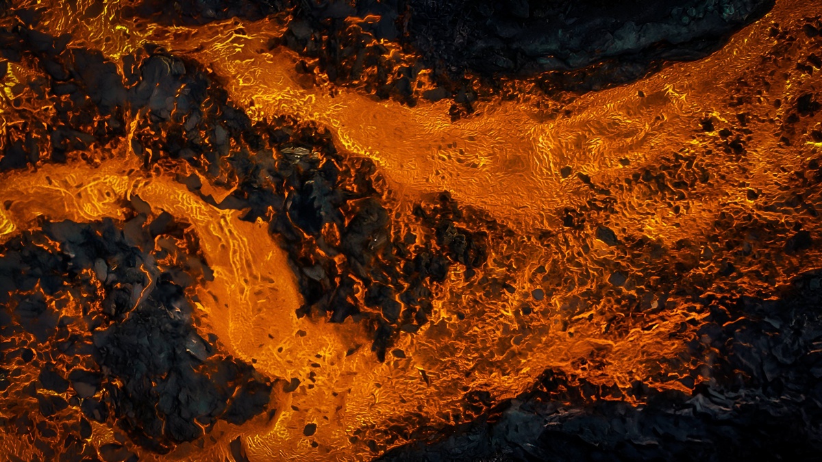 陨石坑的形成：陨石坠落为何不总是精准命中？