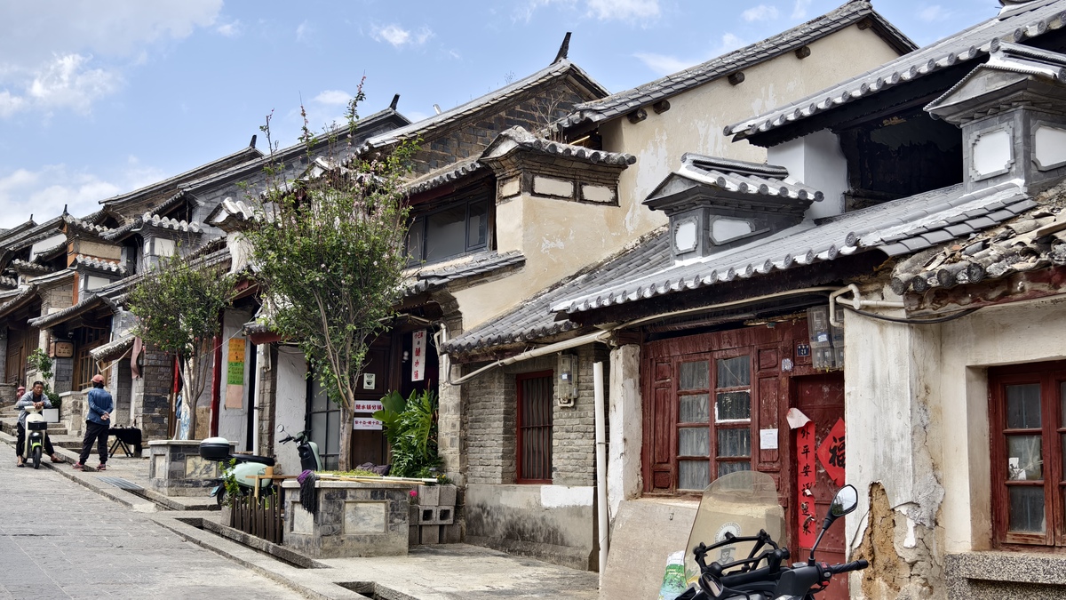 云南省大理州下关镇帮我用180字详细描述