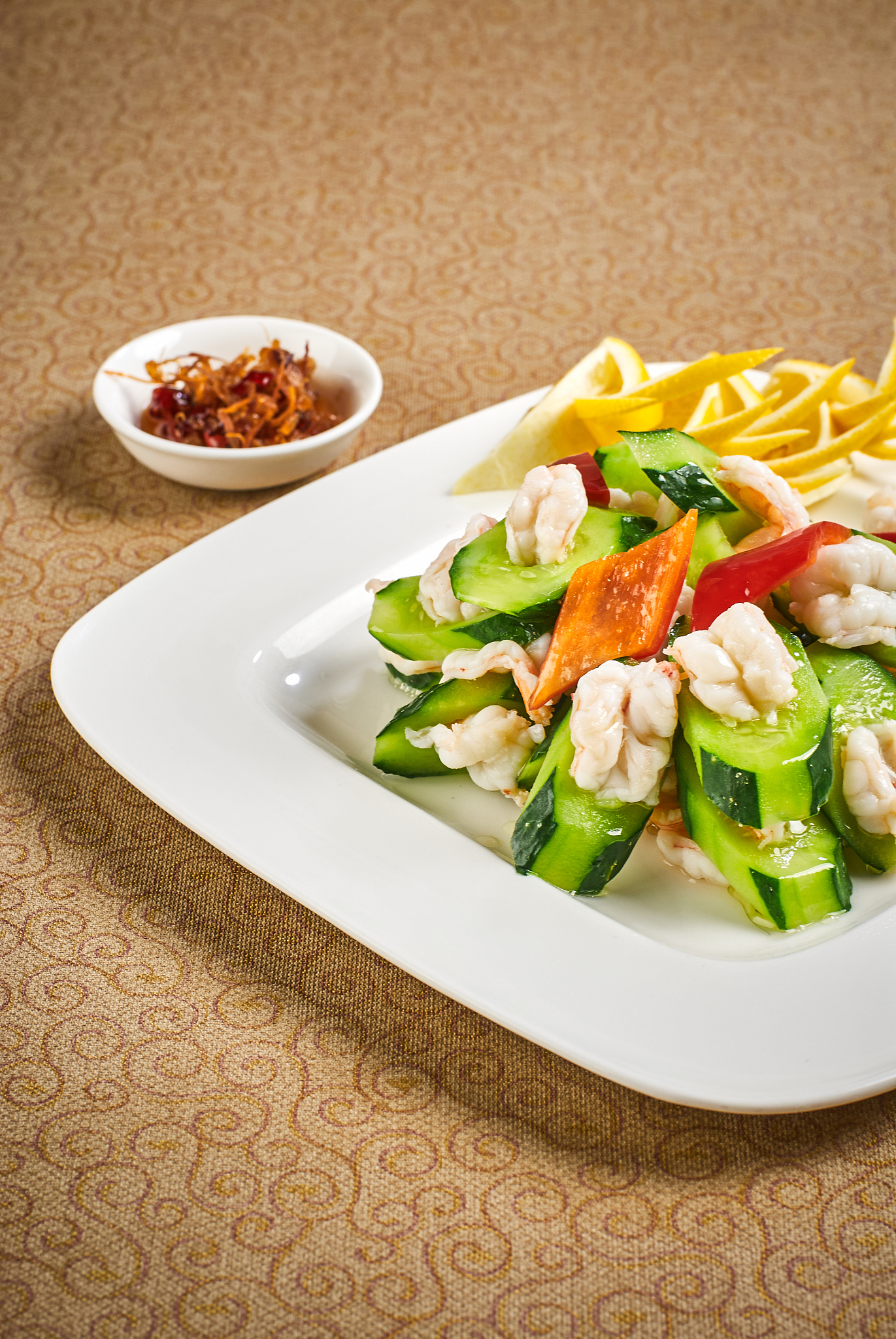 小龙虾配黄瓜洋葱的做法：香辣鲜美，简单易学