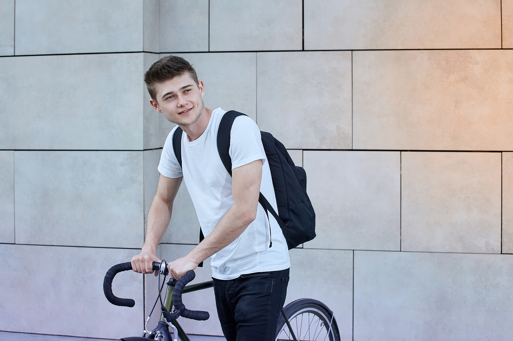 昆山花桥国际商务城中等专业学校2023年招生电话-怎么样