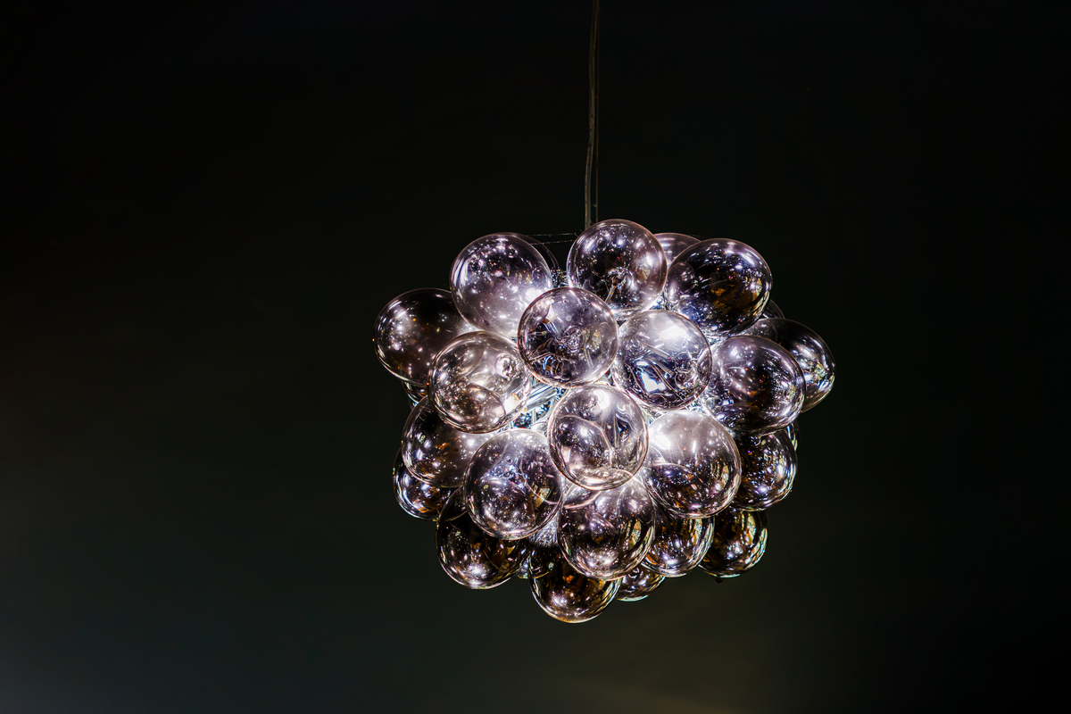 扮演一名家居博主对以下文章进行分段完善要有和读者互动语句重新编写个标题【茶几区域】在这个茶几上摆放了一盆小花它的颜色和它的名字一样清新活泼散发出一股甜甜的味道。【厨房】厨房是木棉最集中的地方最引人注意的就是吊顶上的木棉了木棉让厨房的颜色变得更加丰富。【插花区】在这个小角落也摆放了许多的花草它们的颜色也是非常的清新的摆在这里既能舒缓空气的压力又能提神醒脑。不知道大家发现没有其实木棉这种植物很大程度上