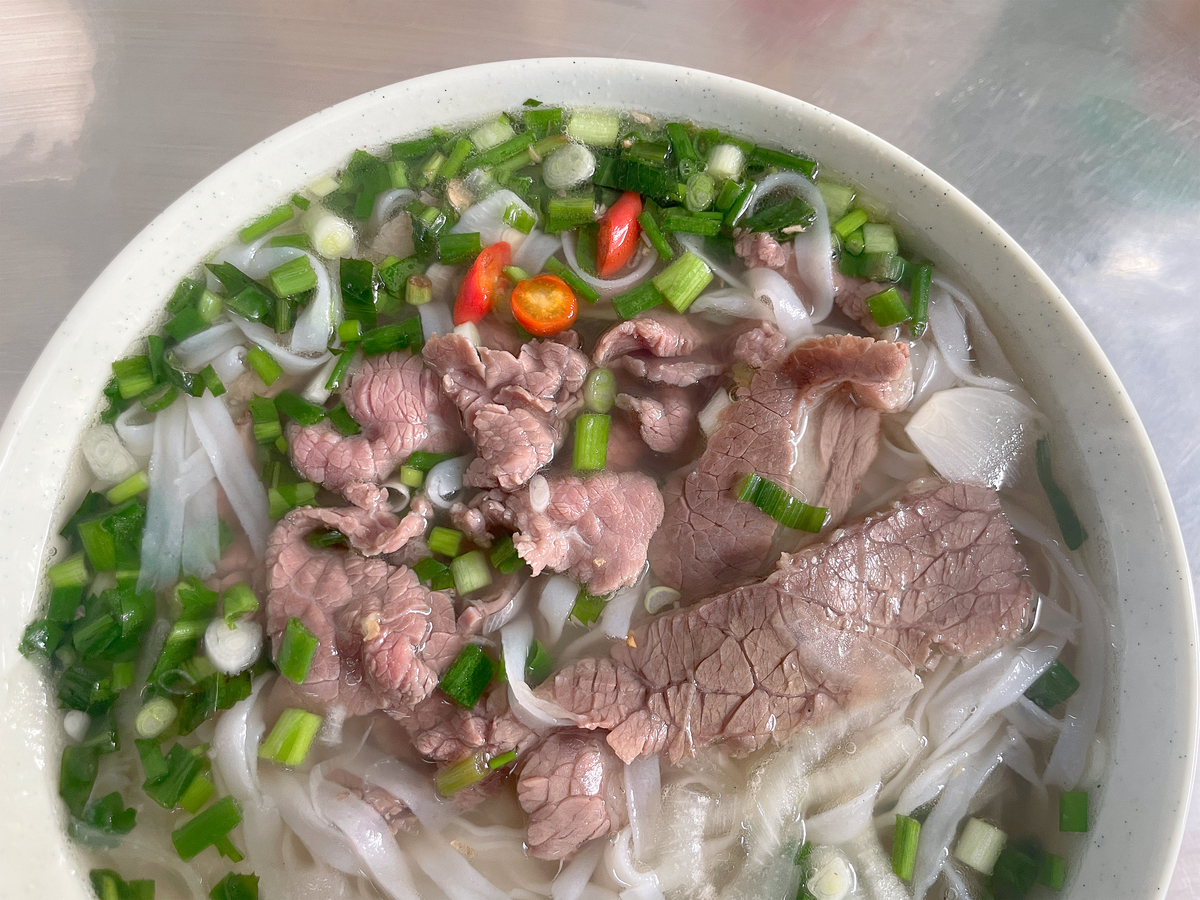 【强烈推荐】这家汤粉店太好吃了！汤底浓郁、牛肉鲜嫩，服务环境都一流！
