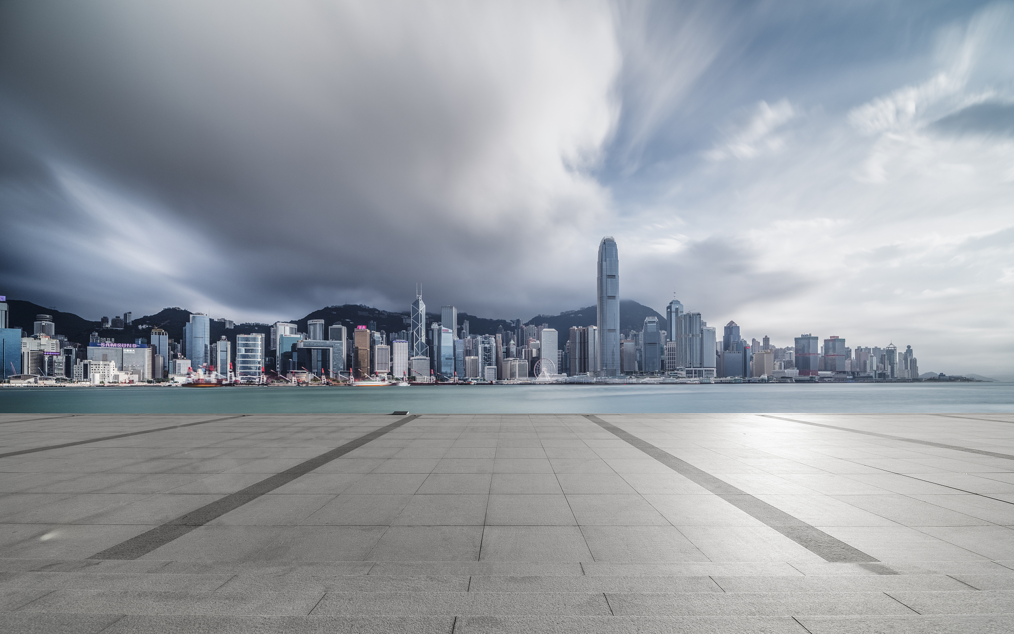 请查找一些关于复合基层沥青路面在日本应用的文献